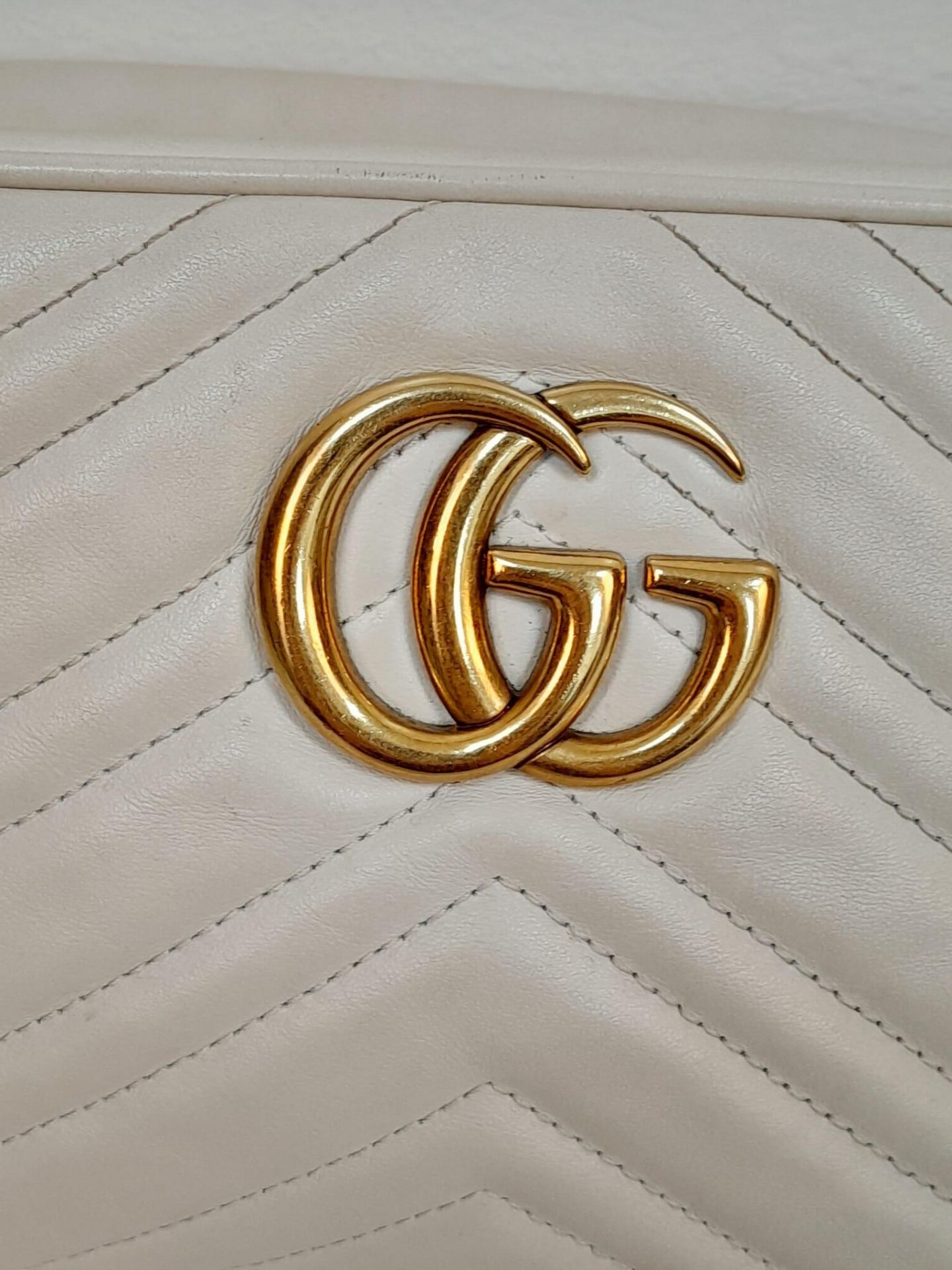 A Gucci Ivory GG Marmont Cross Body Bag. Quilted leather exterior with gold-toned hardware, chain - Bild 5 aus 10