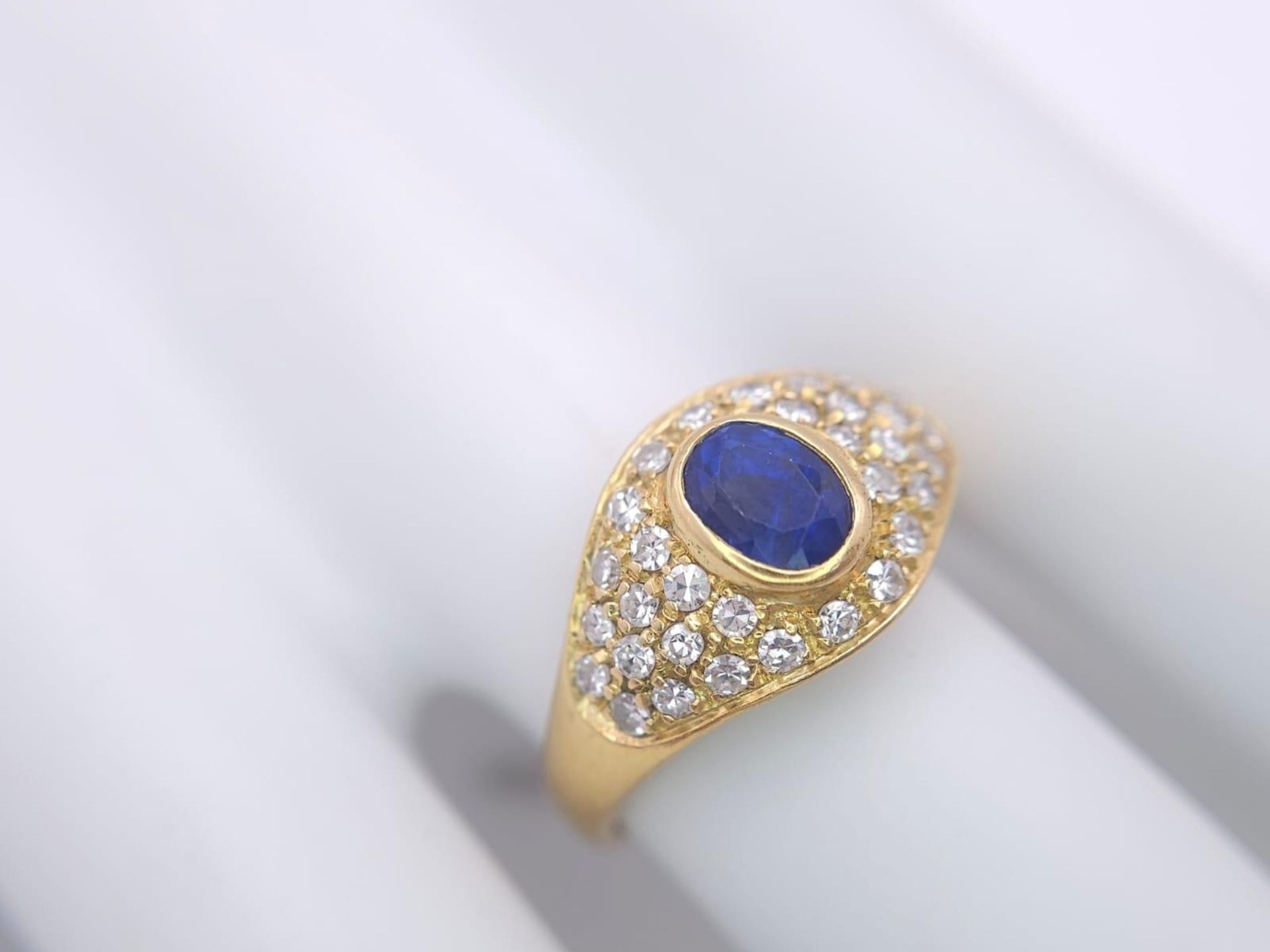 AN 18K YELLOW GOLD FANCY DIAMOND & SAPPHIRE RING. 0.75CTW OF 8 CUT DIAMONDS AND A 0.75CT OVAL - Image 6 of 8