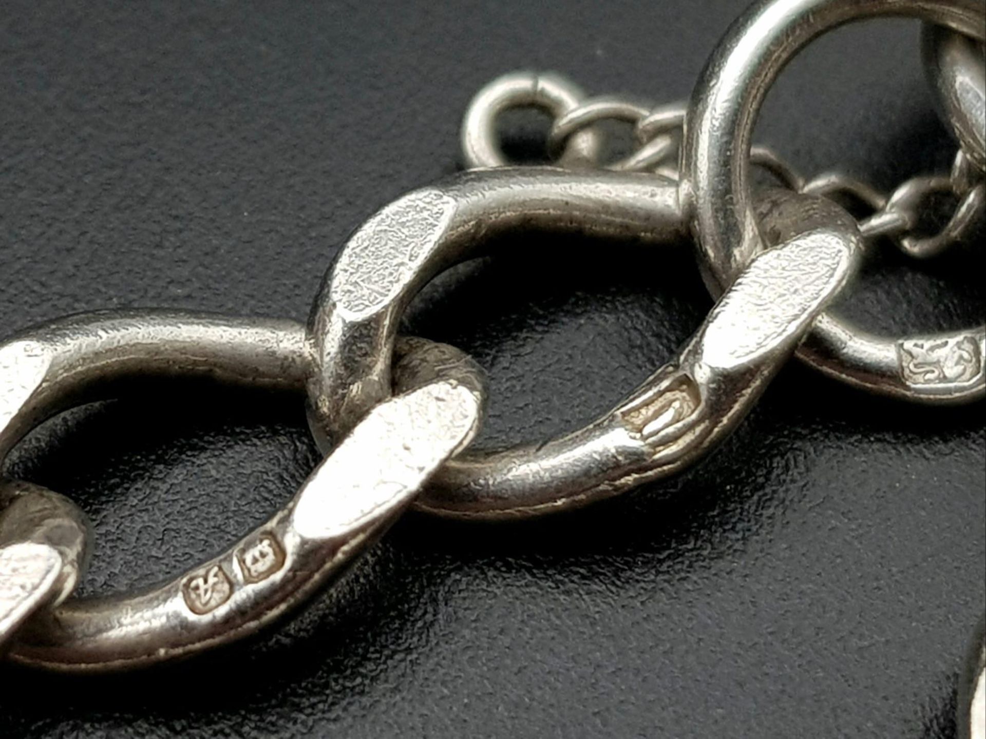 A vintage sterling silver curb bracelet with heart locket. Full London hallmarks, 1975. Total weight - Image 8 of 10