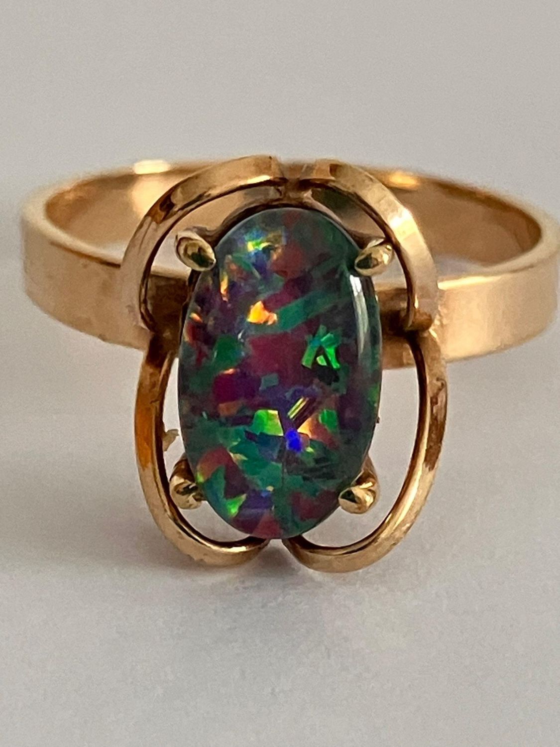 Stunning 9 carat GOLD, BLACK OPAL RING. Having a Black Fire Streak Opal set to top in Cathedral - Image 3 of 6