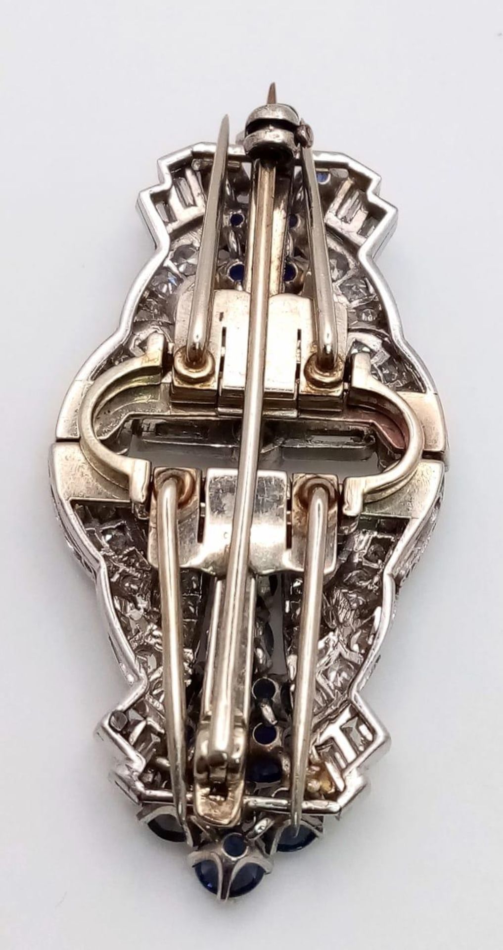 A Glamourous 9K White Gold Art Deco Style Double Clip Brooch. 4ctw of different cut quality diamonds - Bild 2 aus 3