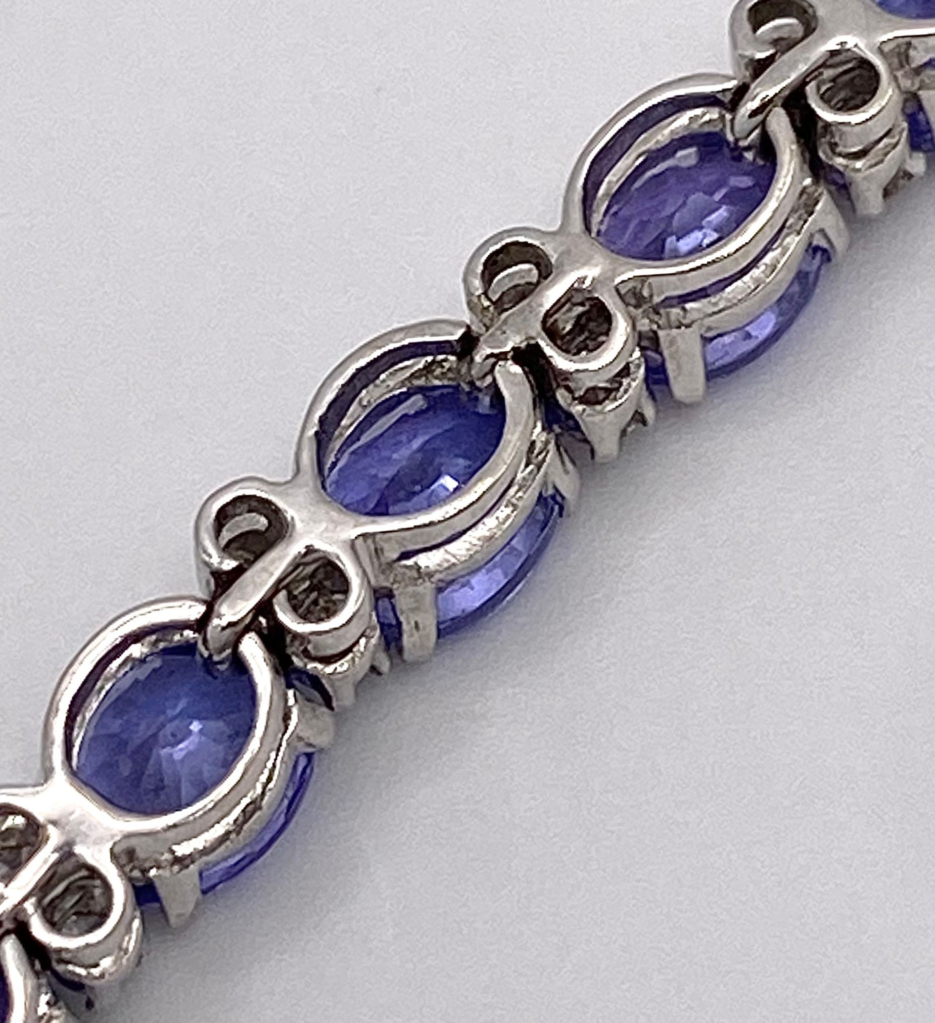 A spectacular 18 K white gold bracelet with oval cut tanzanite gems and round cut diamonds. - Image 14 of 16