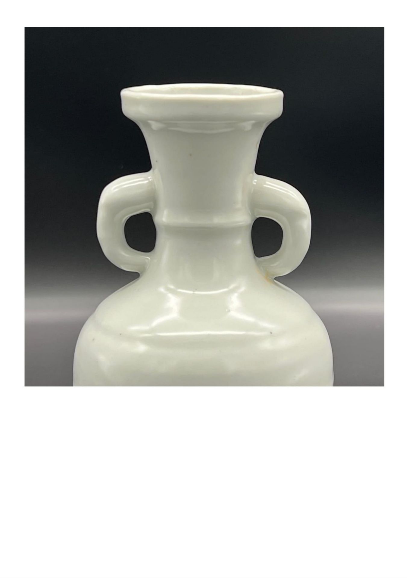 A “sweet white” glazed two-handled vase with flower and bird pattern, Late Ming Dynasty. Minor - Bild 6 aus 9