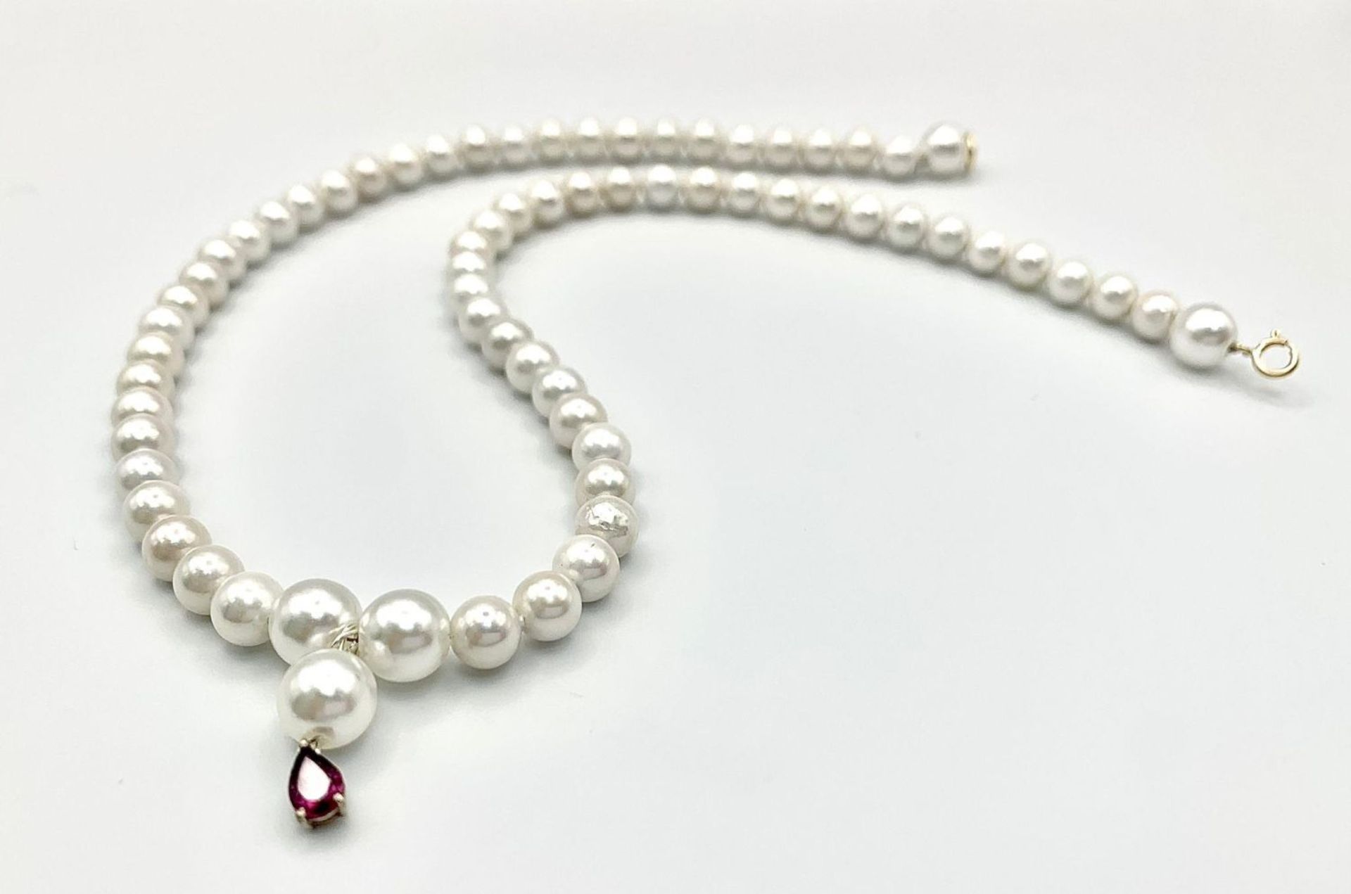 A faux pearl necklace with a 14 K yellow gold clasp and a small amethyst pendant. Length: 43 cm, - Image 5 of 7