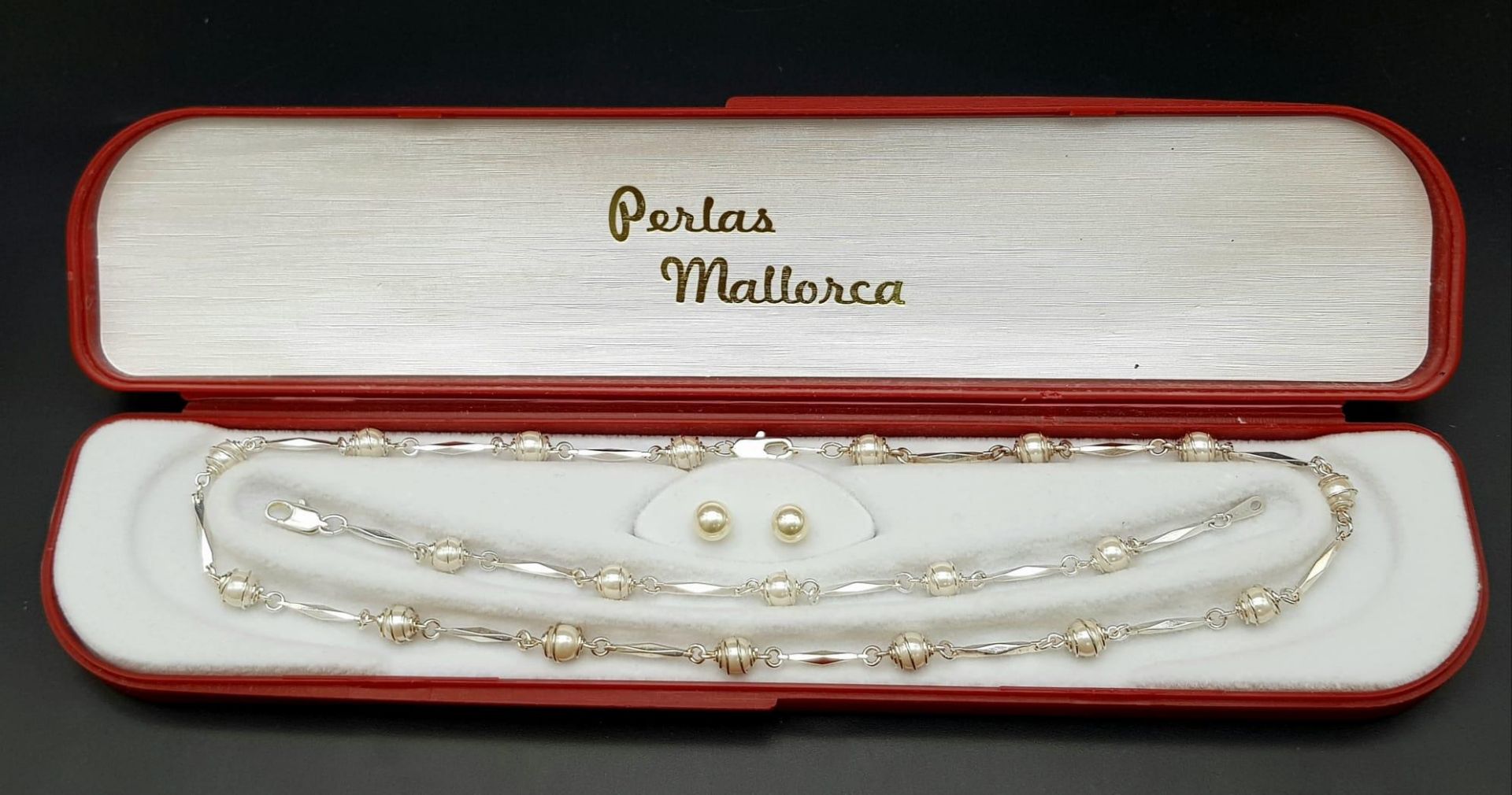 A truly elegant, silver and 14 K white gold plated, Mallorca pearl necklace, bracelet and earrings - Image 8 of 8