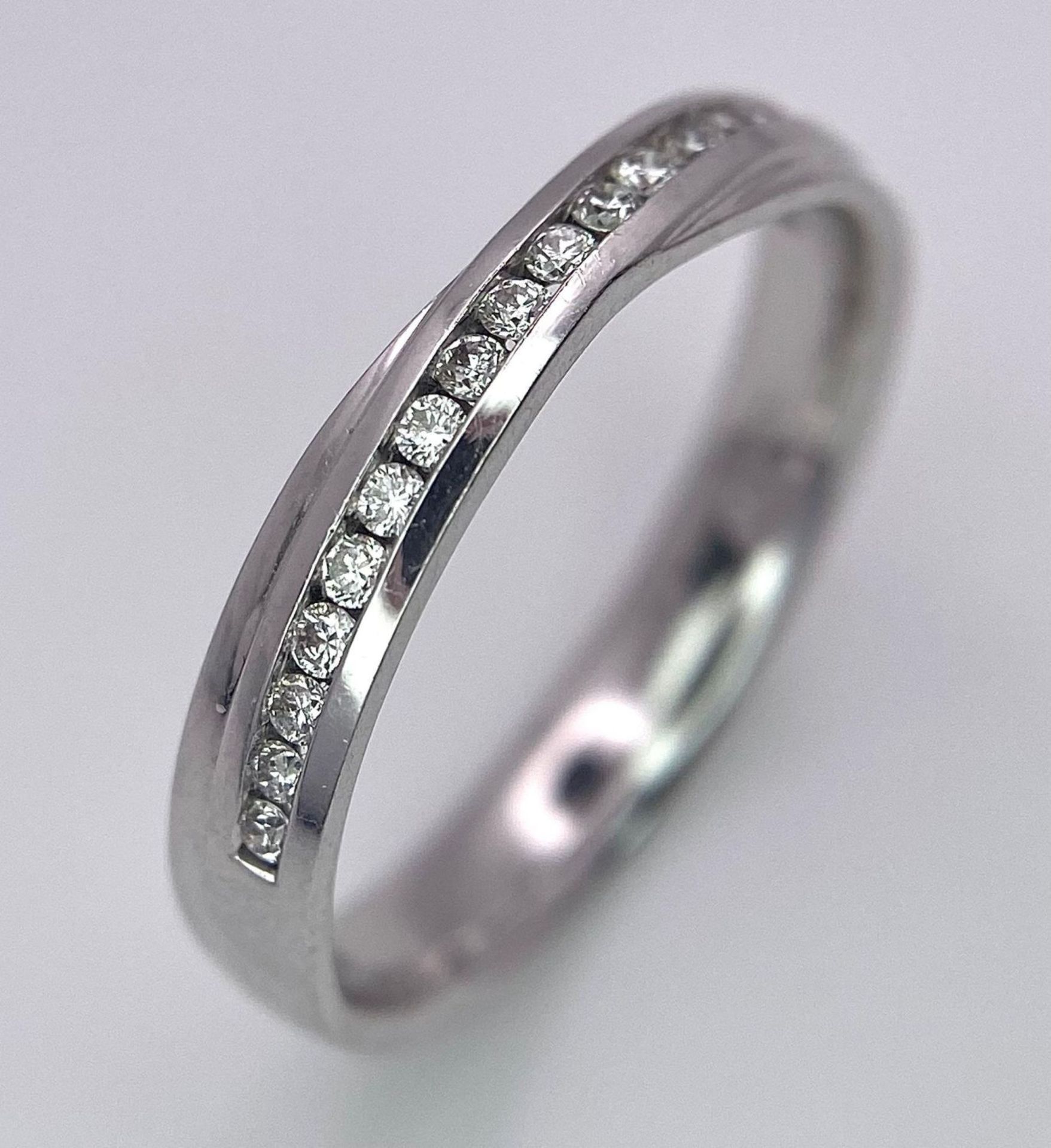 A 18K WHITE GOLD DIAMOND TWIST BAND RING, APPROX 0.20CT DIAMONDS, WEIGHT 2.7G SIZE M 1/2 - Bild 3 aus 12