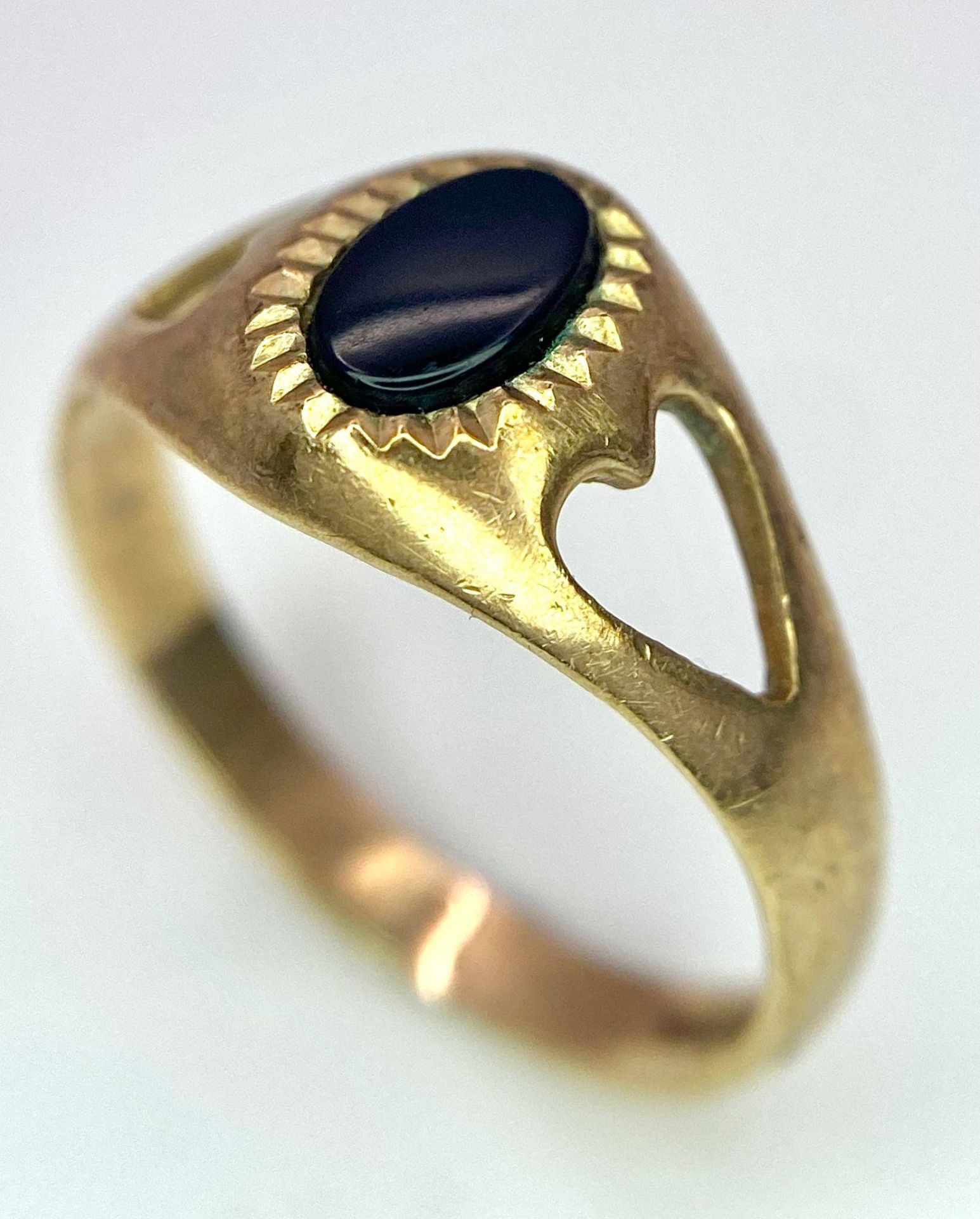 A 9K Yellow Gold Black Onyx Ladies Ring. Size K. 1.83g total weight. - Image 3 of 6