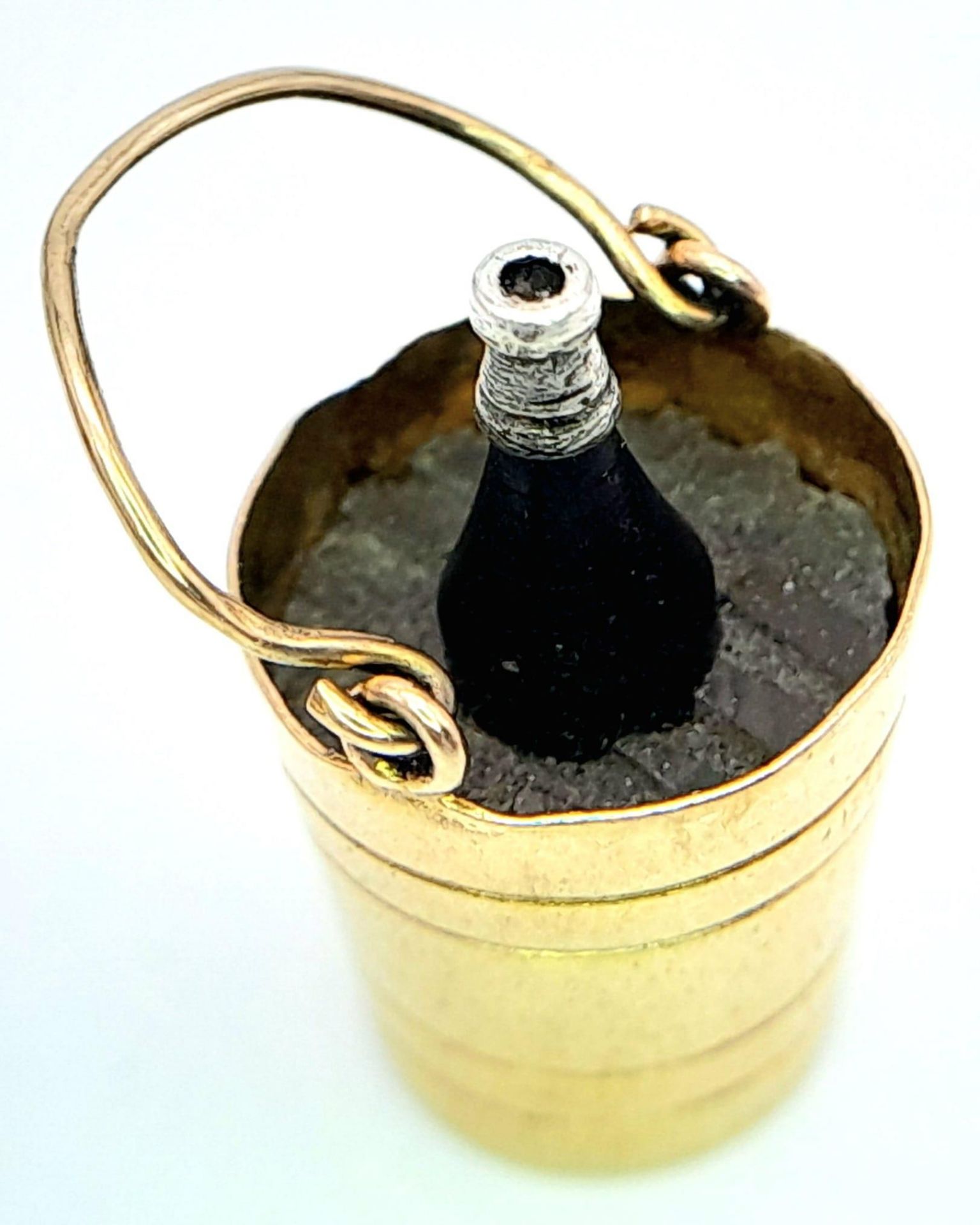 A 9K Yellow Gold Champagne Bucket with a Champagne Bottle Inside Charm. 2.5cm length, 1.9g total - Image 2 of 5