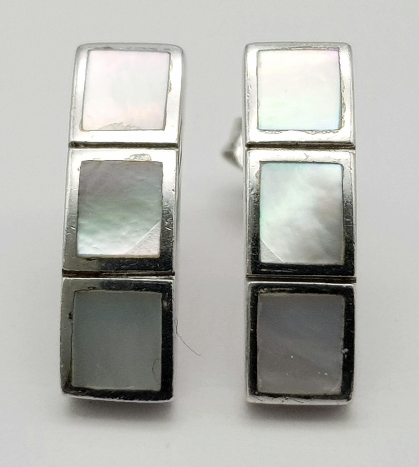 A PAIR OF 9K WHITE GOLD MOTHER OF PEARL SET DROP EARRINGS. 3.3G - Image 2 of 5