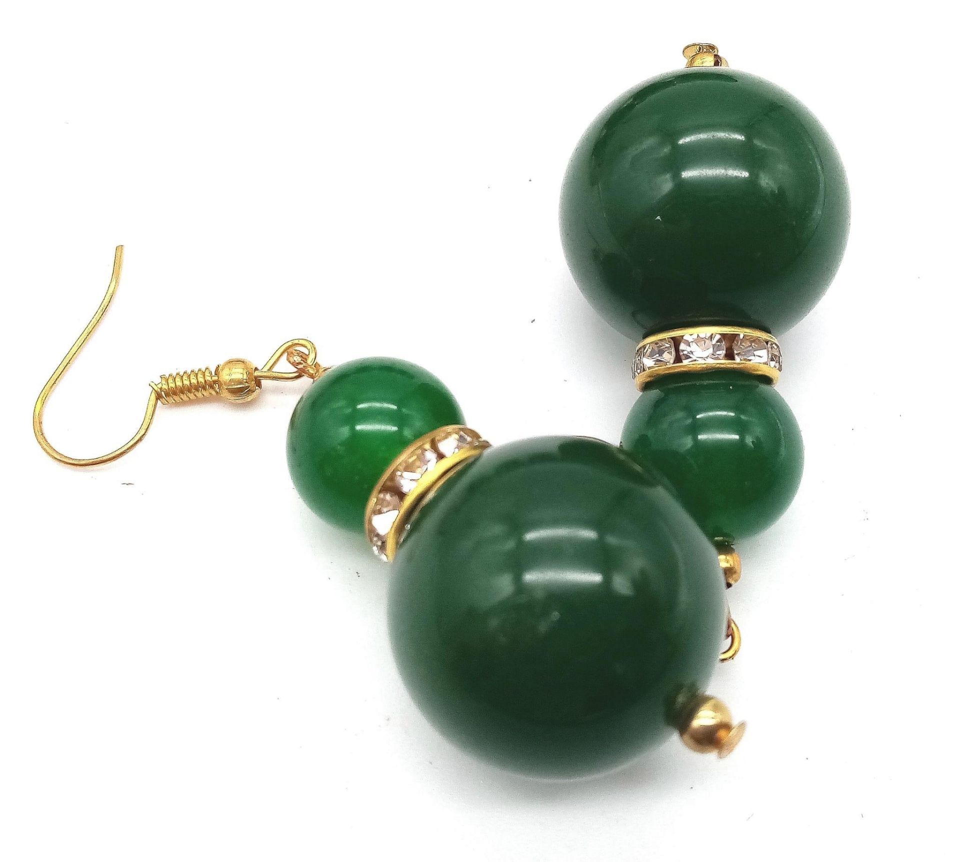 An excellent quality, large beaded (20 mm diameter), spinach green jade necklace and earrings set - Bild 3 aus 5