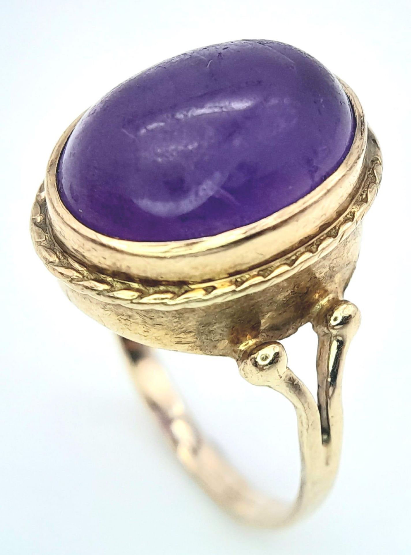 A 9K YELLOW GOLD VINTAGE CABACHON AMETHYST RING. 4.2G. SIZE N. - Bild 4 aus 5