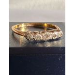 Vintage 18 carat GOLD RING Having 5 x PLATINUM illusion set DIAMONDS mounted to top. 2.7 grams. Size