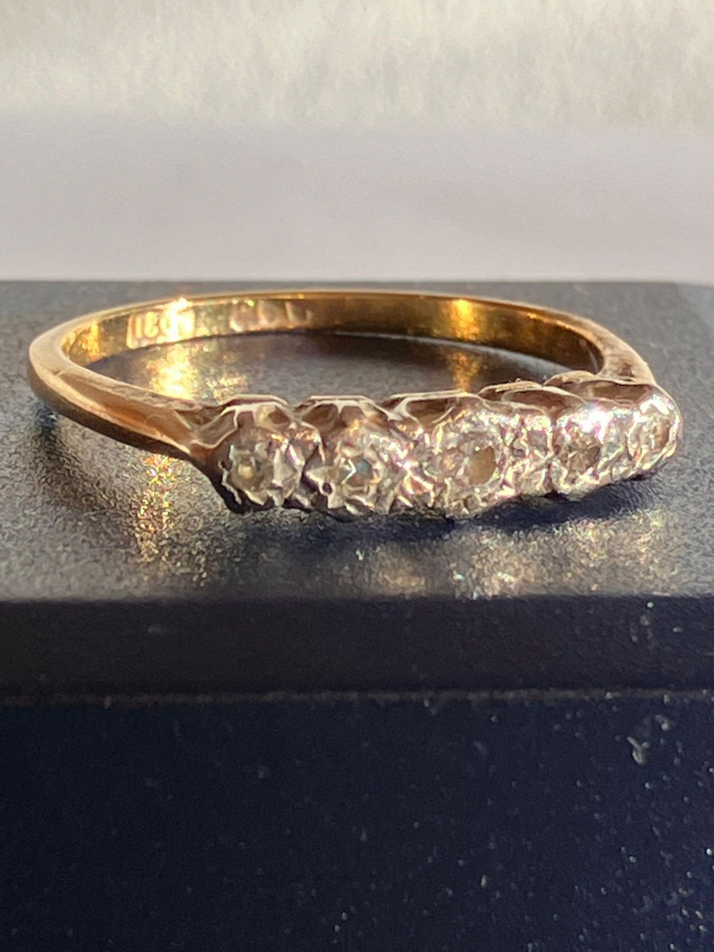 Vintage 18 carat GOLD RING Having 5 x PLATINUM illusion set DIAMONDS mounted to top. 2.7 grams. Size