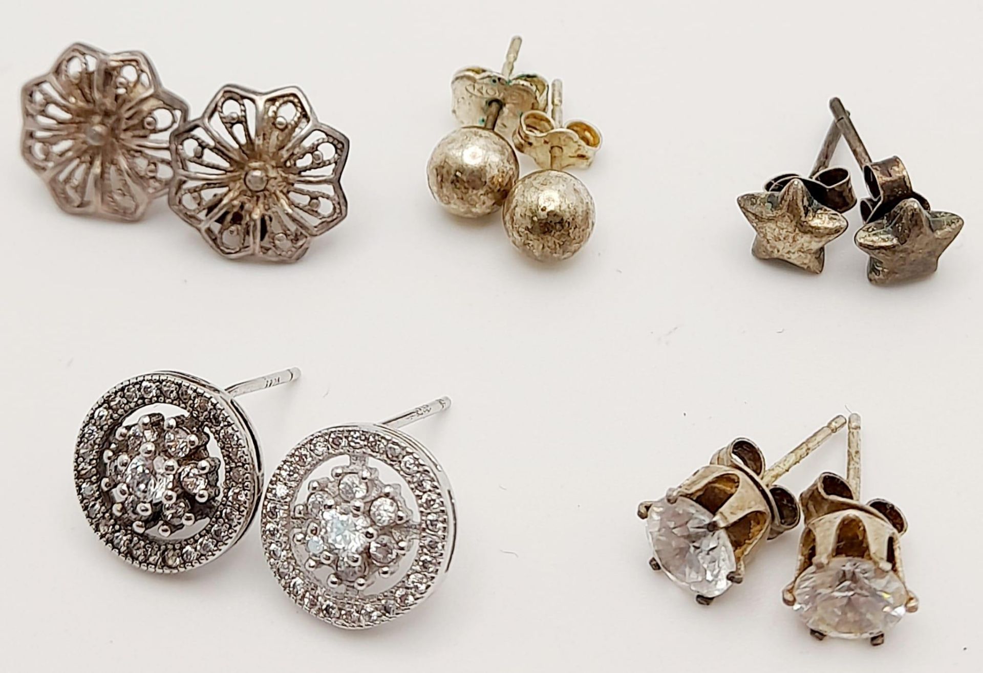 A collection of 5 stylish pairs of silver stud earrings. Total weight 7.1g. please see photos for - Image 3 of 8