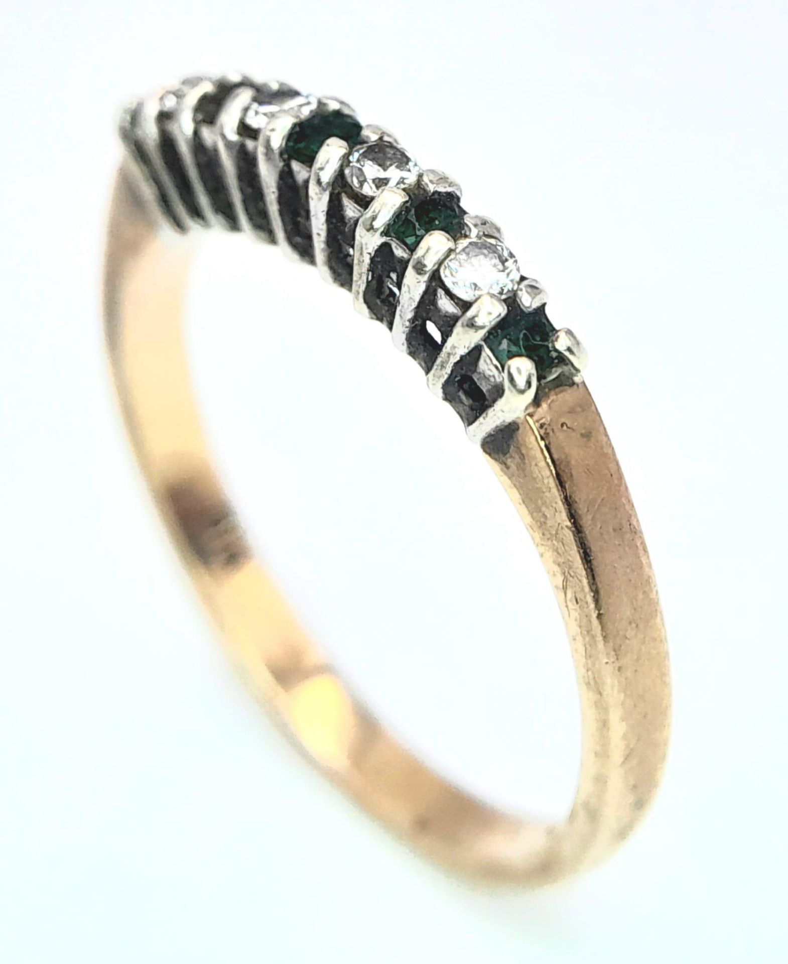 A 9K YELLOW GOLD DIAMOND & EMERALD RING - 0.12CT DIAMONDS. 2.4G. SIZE Q. - Image 4 of 6