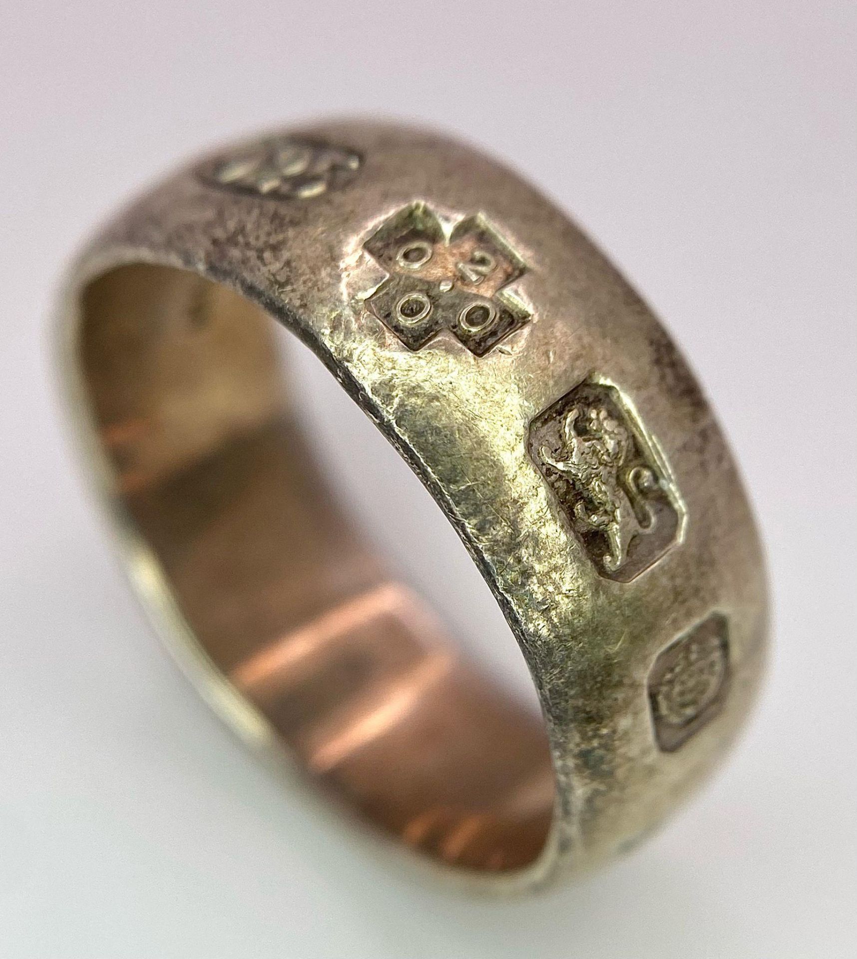 A vintage sterling silver band ring with full Sheffield Millennium hallmarks. Total weight 8.88G. - Image 4 of 7