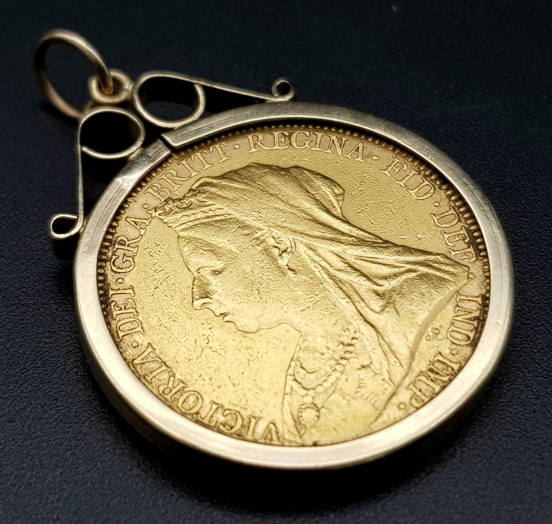 An 1896 Queen Victoria 22K Gold Full Sovereign in a 9K Gold Casing. 9.47g total weight. - Image 2 of 3