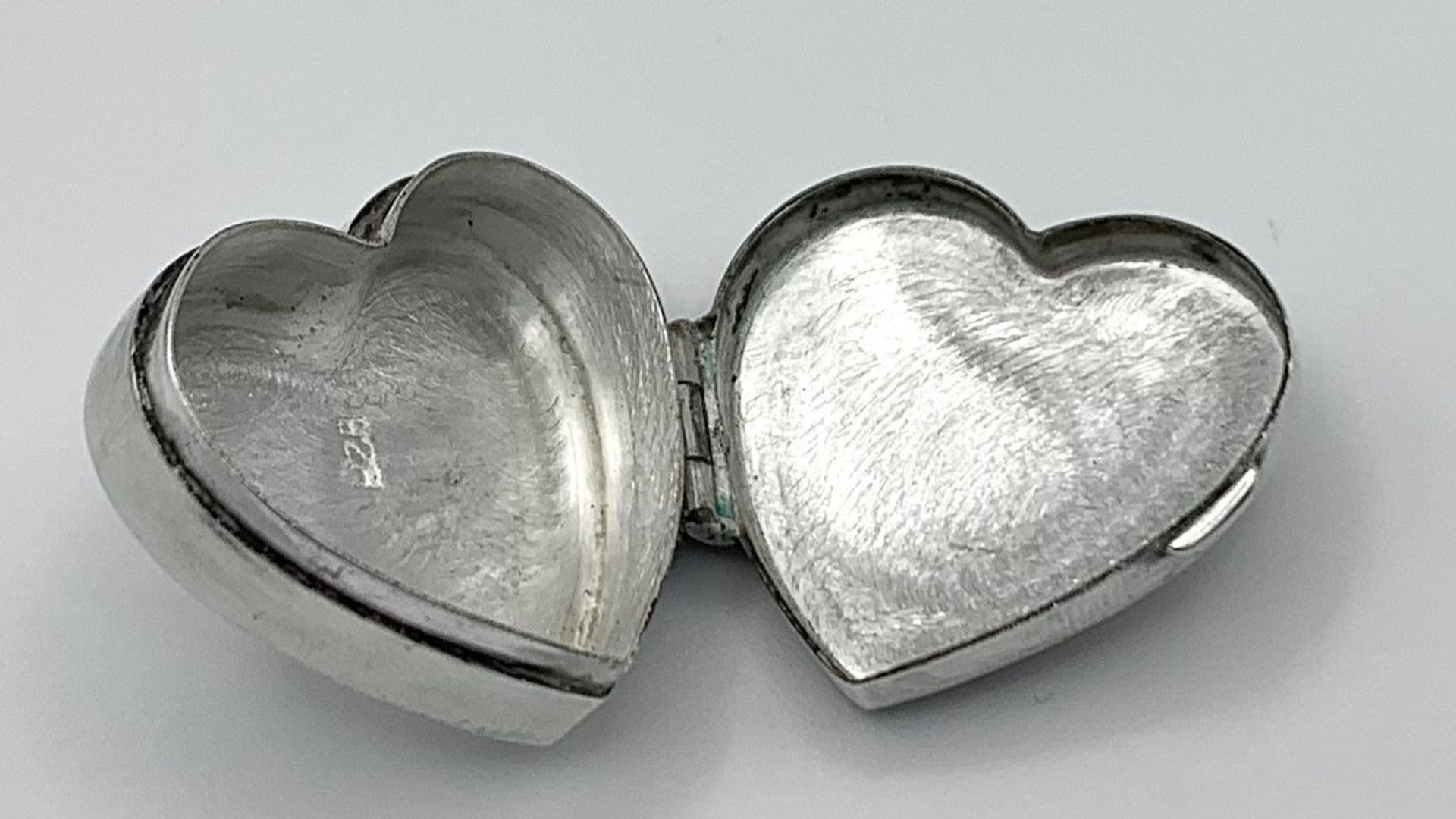 A Small Sterling Silver Heart Shaped Pill Box. Hallmarked. 2.5cm - Bild 5 aus 5