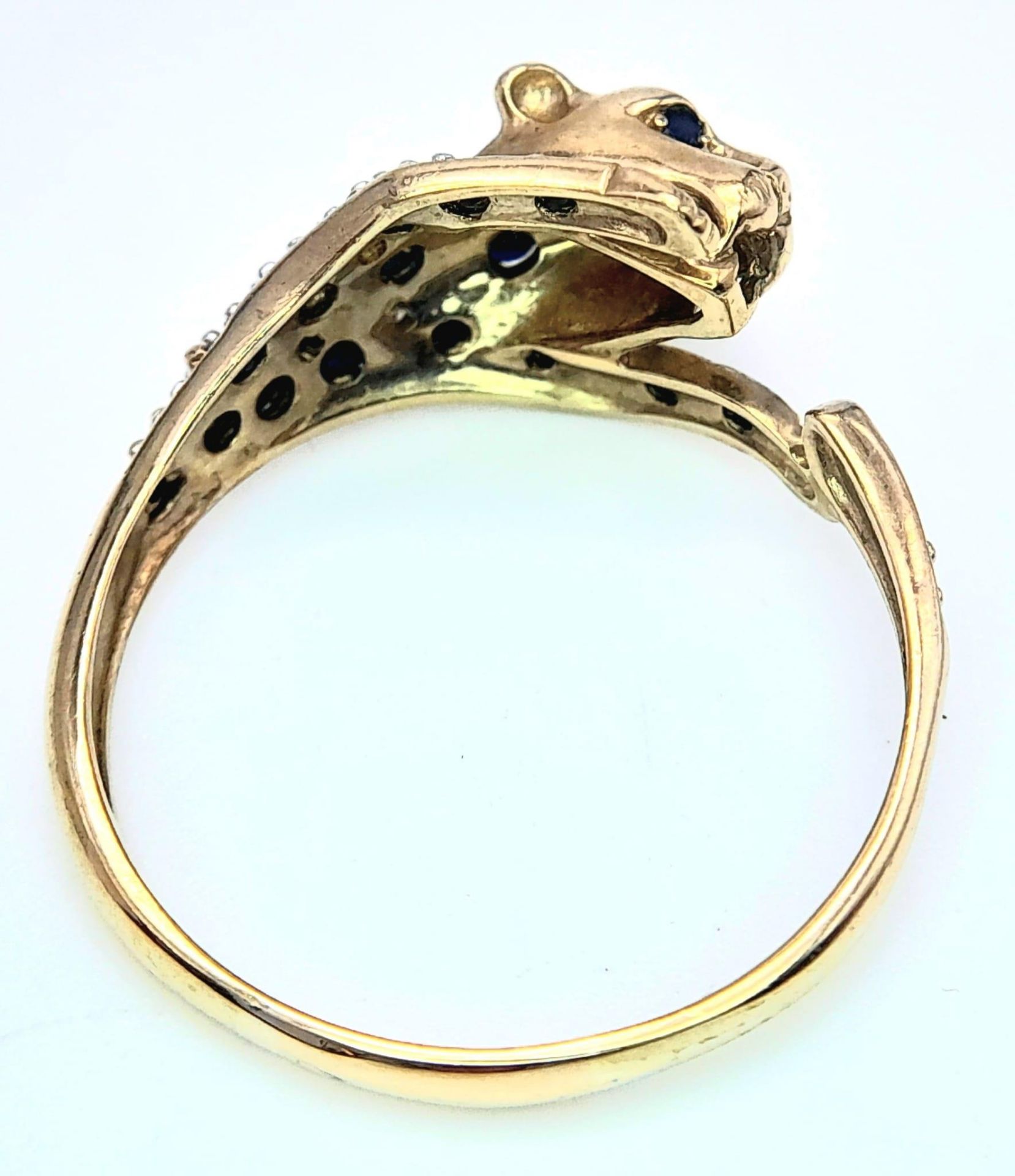 A 9K YELLOW GOLD DIAMOND & SAPPHIRE SET PANTHER RING. 3.2G. SIZE U - Image 6 of 6