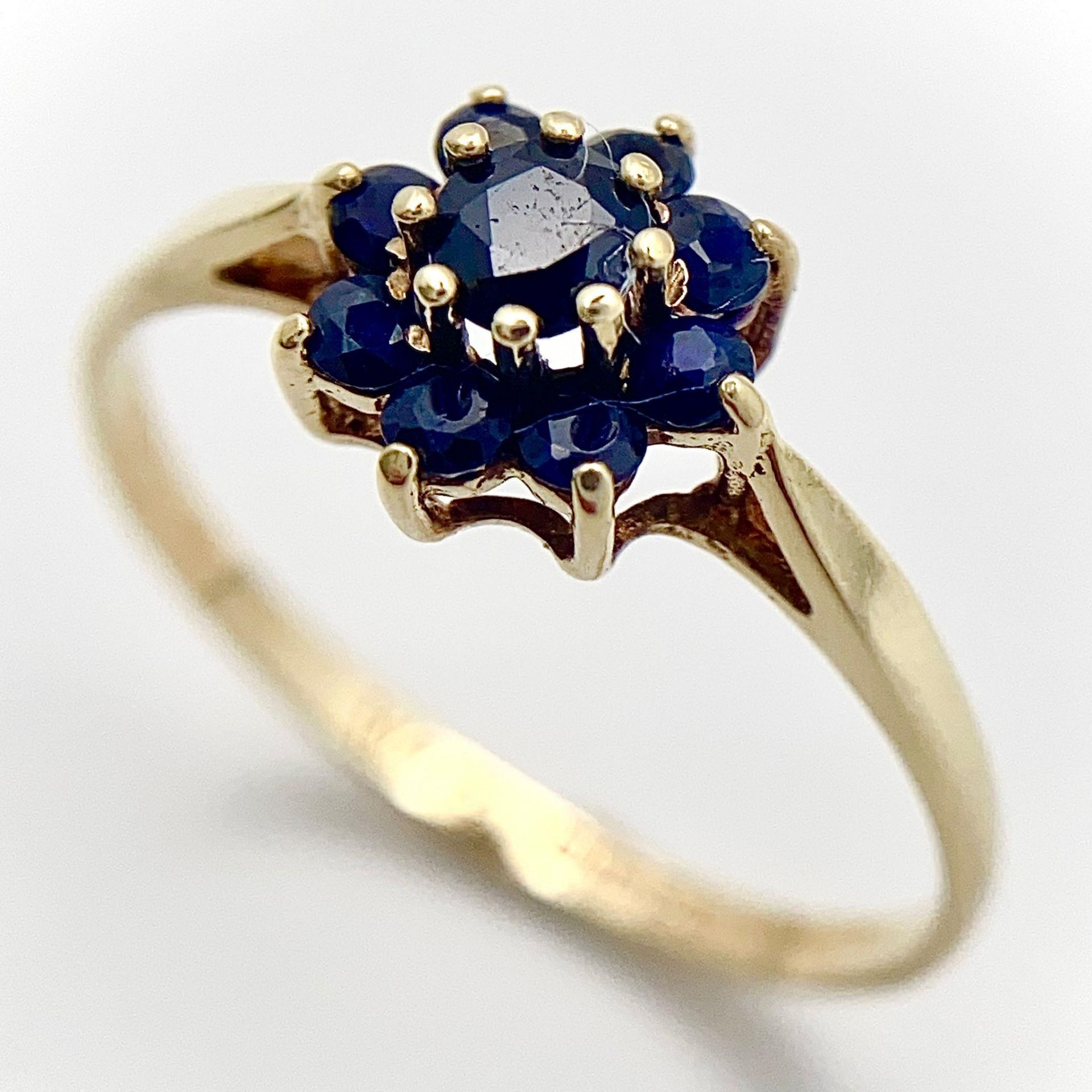 A 9K YELLOW GOLD SAPPHIRE SET CLUSTER RING. 1.3G. SIZE Q. - Image 5 of 9
