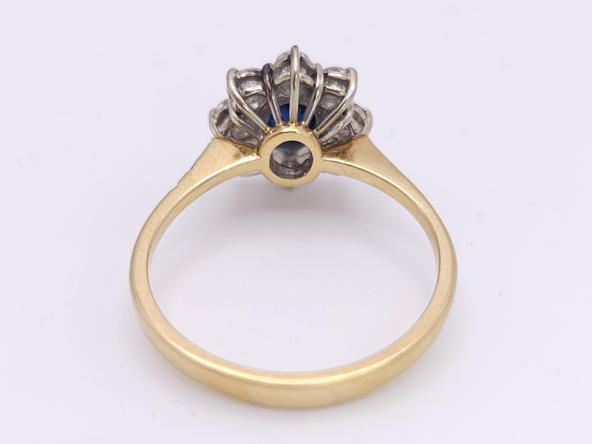 AN 18K YELLOW GOLD DIAMOND & SAPPHIRE CLUSTER RING. 0.60CTW ROUND BRIILIANT CUT DIMAONDS & 0.80CT - Bild 6 aus 7