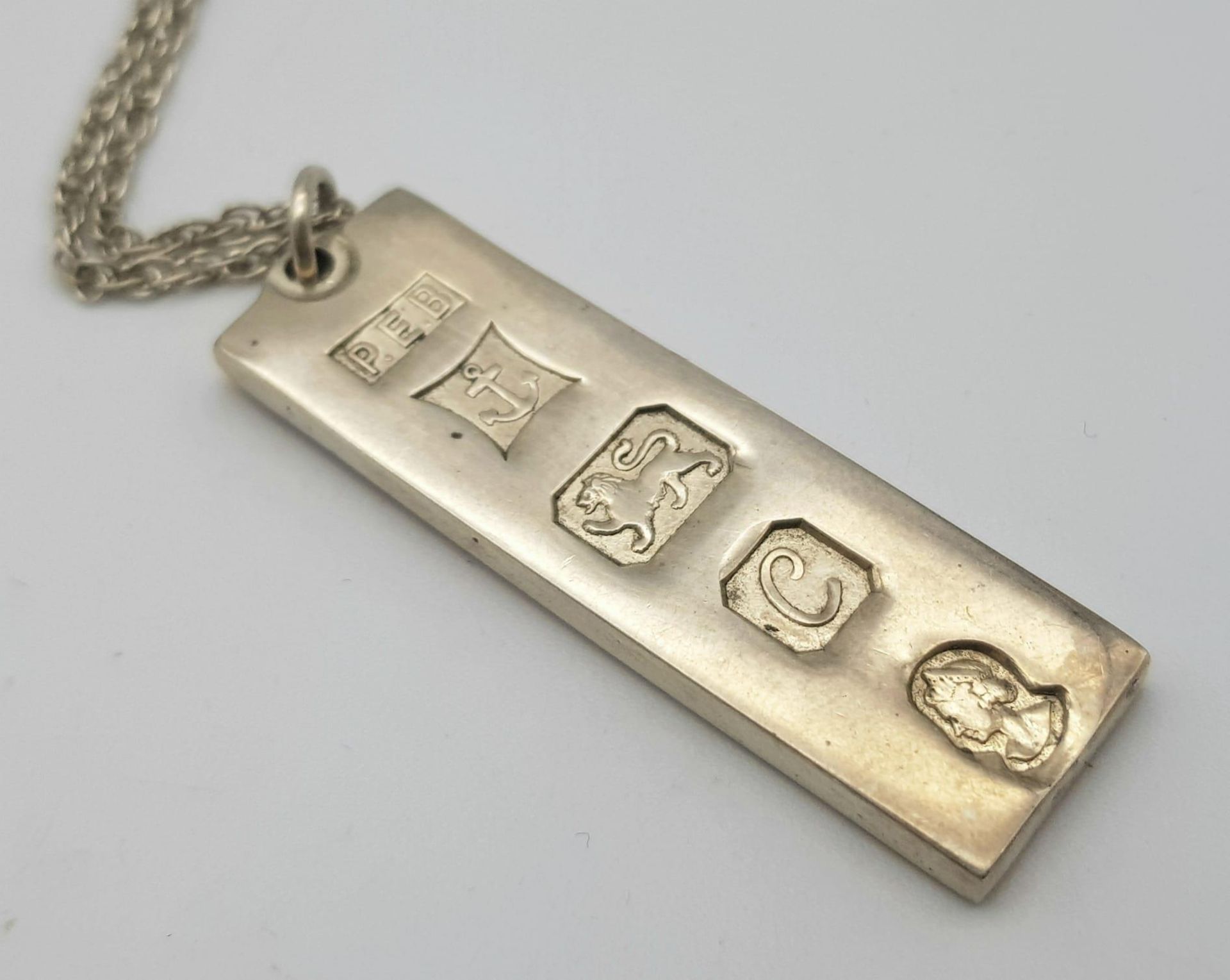 A Hallmarked 1977 (Jubilee Year) Silver Ingot Pendant Necklace. Pendant Measures 4.5cm Length on - Bild 2 aus 4