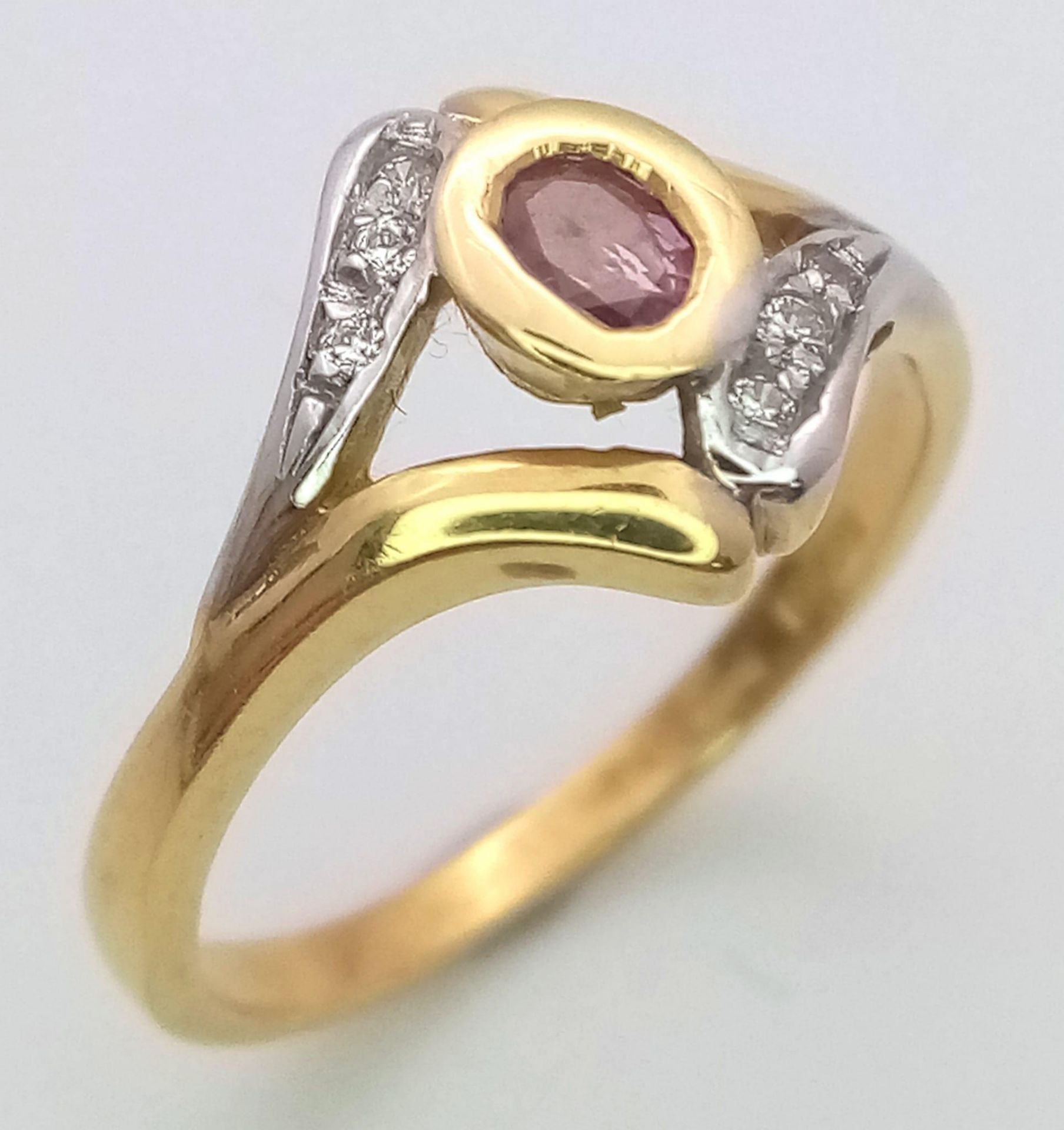 AN ATTRACTIVE 18K YELLOW AND WHITE GOLD DIAMOND & PINK SAPPHIRE RING, WEIGHT 3G SIZE M - Image 2 of 8
