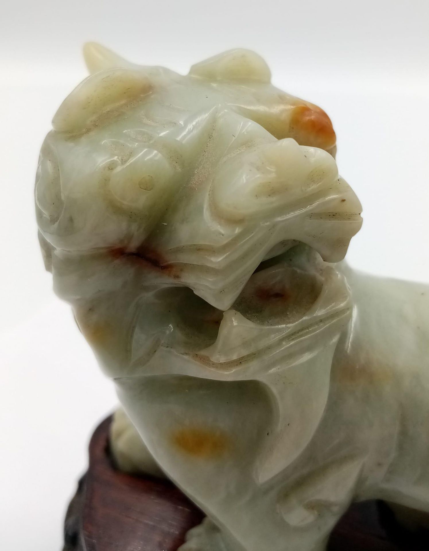 A Glorious Antique Chinese Hand-Carved Jade Fu Lion Figure - Sits on a bespoke lacquered wooden - Image 4 of 7