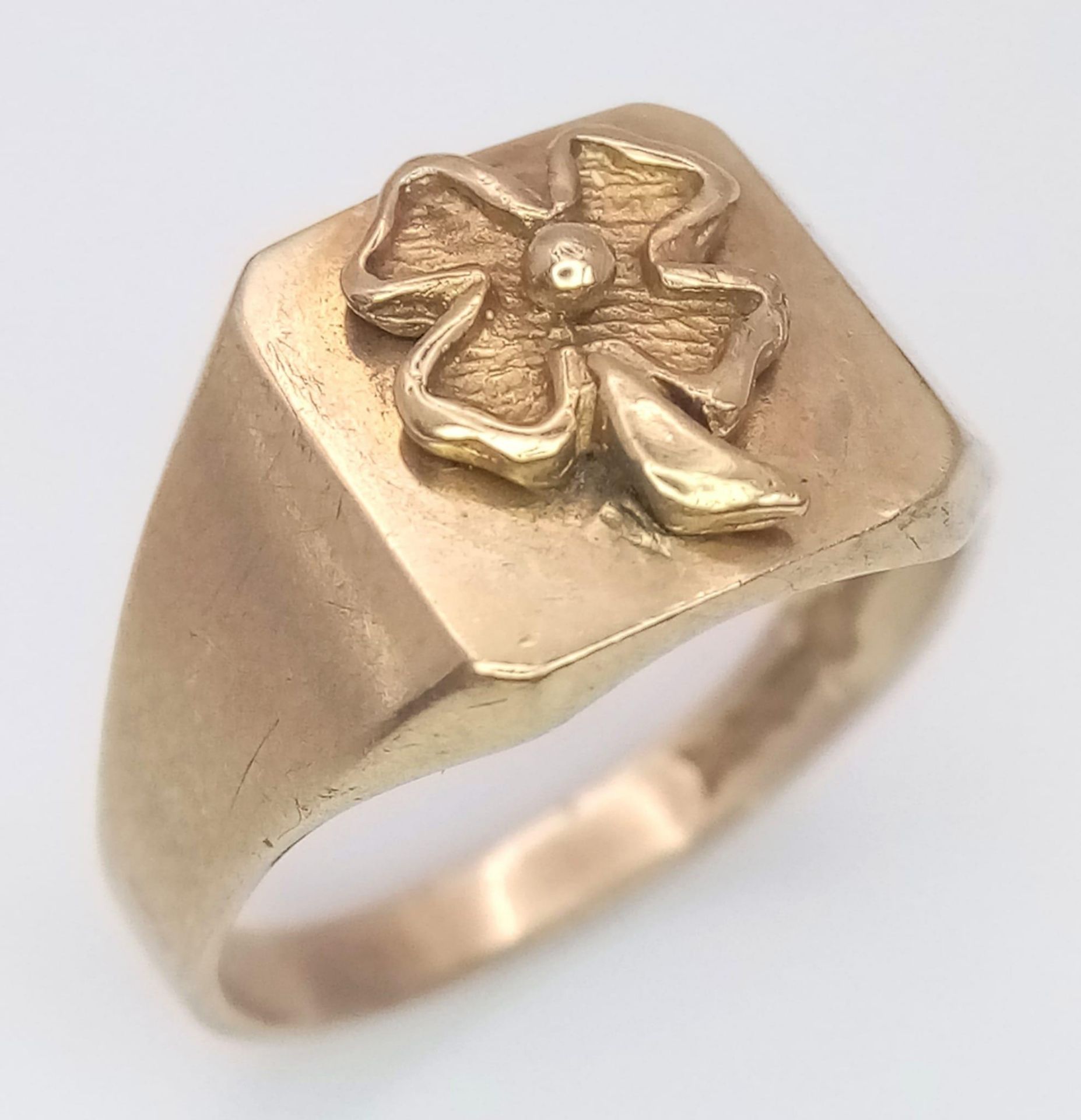 A 9K YELLOW GOLD 4 LEAF SHAMROCK CLOVER RING. 3.5G. SIZE P. - Image 2 of 4