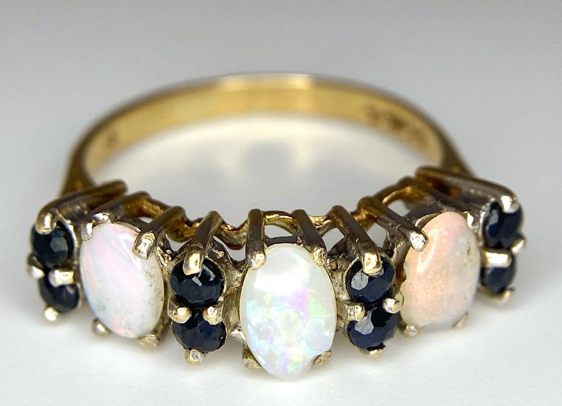 A Vintage 9K Yellow Gold Opal and Sapphire Ring. Size N. 2.7g - Bild 5 aus 8
