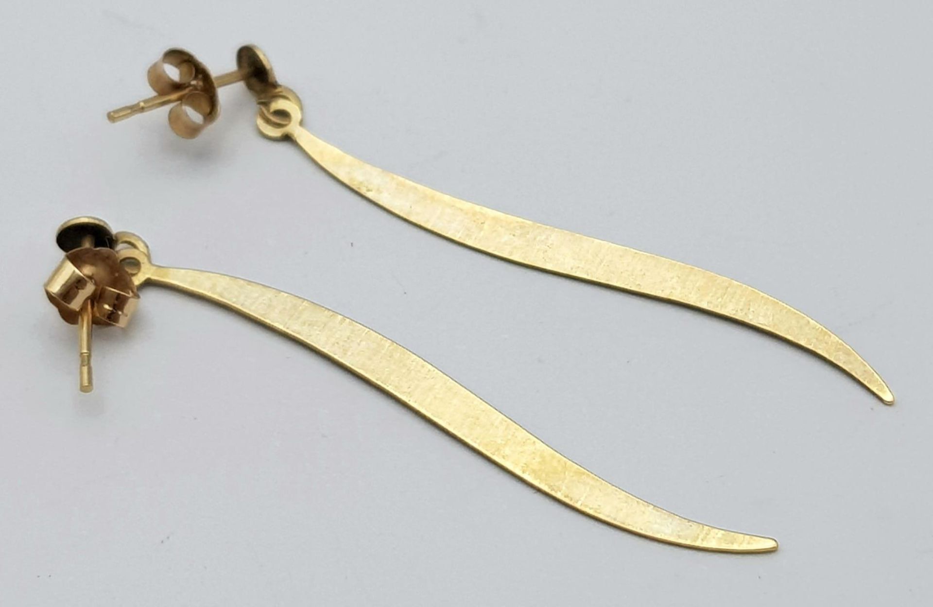 A pair of 9K Yellow Gold (tested as) Feather Drop Earrings, 0.7g total weight - Image 2 of 3