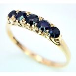 A 9K YELLOW GOLD SAPPHIRE SET 5 STONE RING. 1.8G. SIZE Q