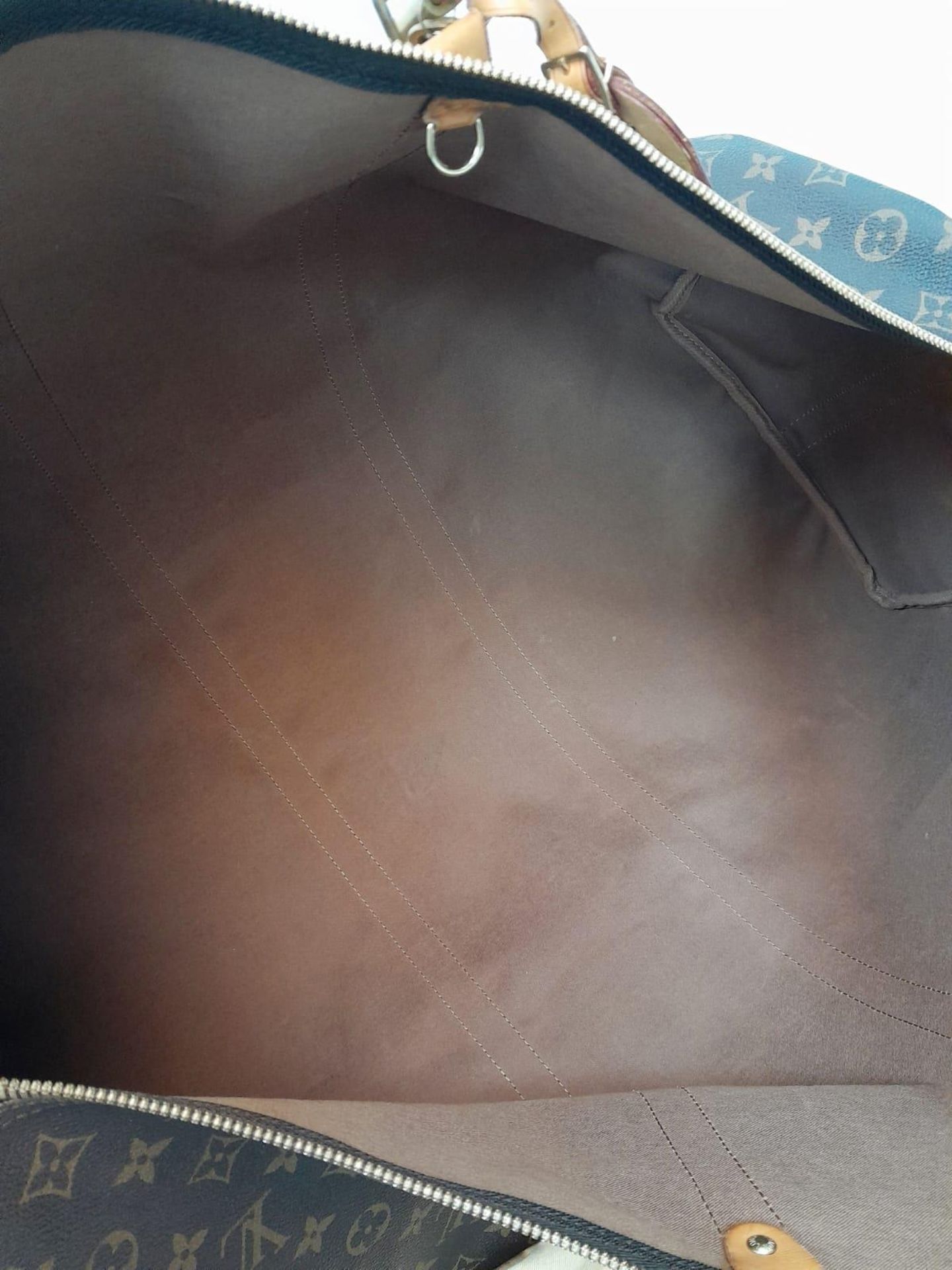 A Large Louis Vuitton Keepall Travel Bag. Monogram LV canvas exterior with cowhide leather handles - Bild 8 aus 8