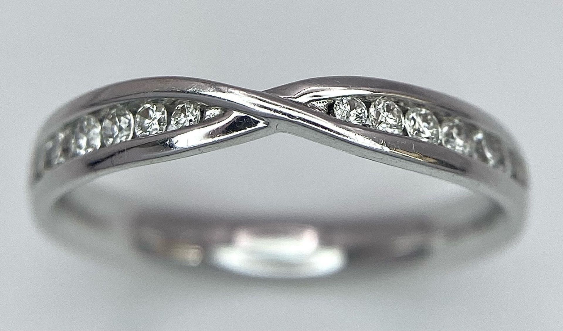 18K WHITE GOLD DIAMOND SET CROSSOVER RING - 0.20CTW. 2.9G. SIZE N. - Bild 2 aus 11