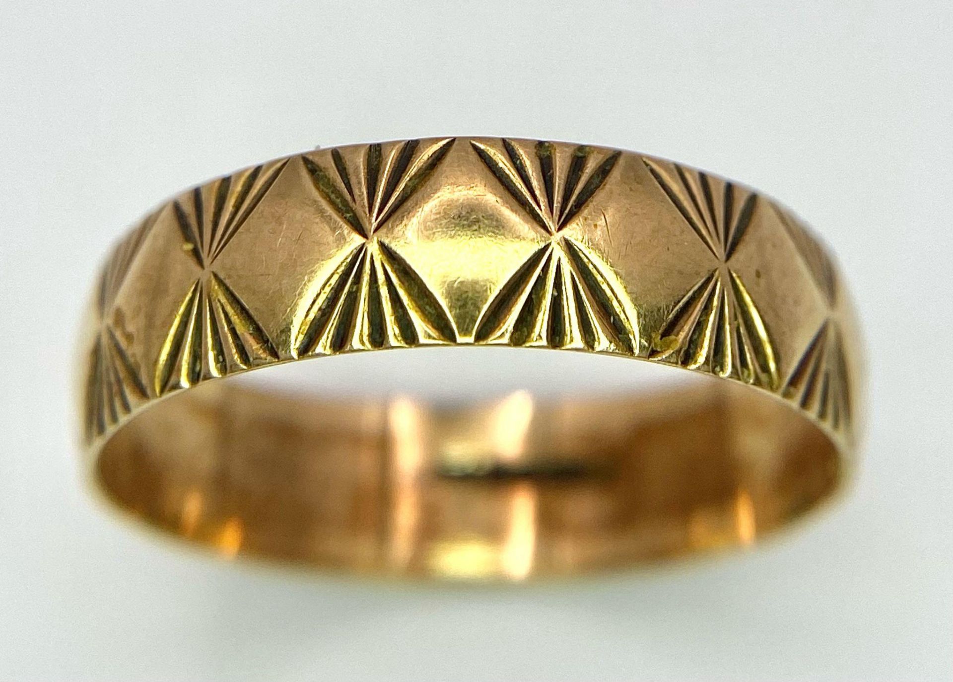 A Vintage 9K Yellow Gold Band Ring with Geometric Pattern Decoration. 6mm width. Size R. 2.1g - Bild 3 aus 11