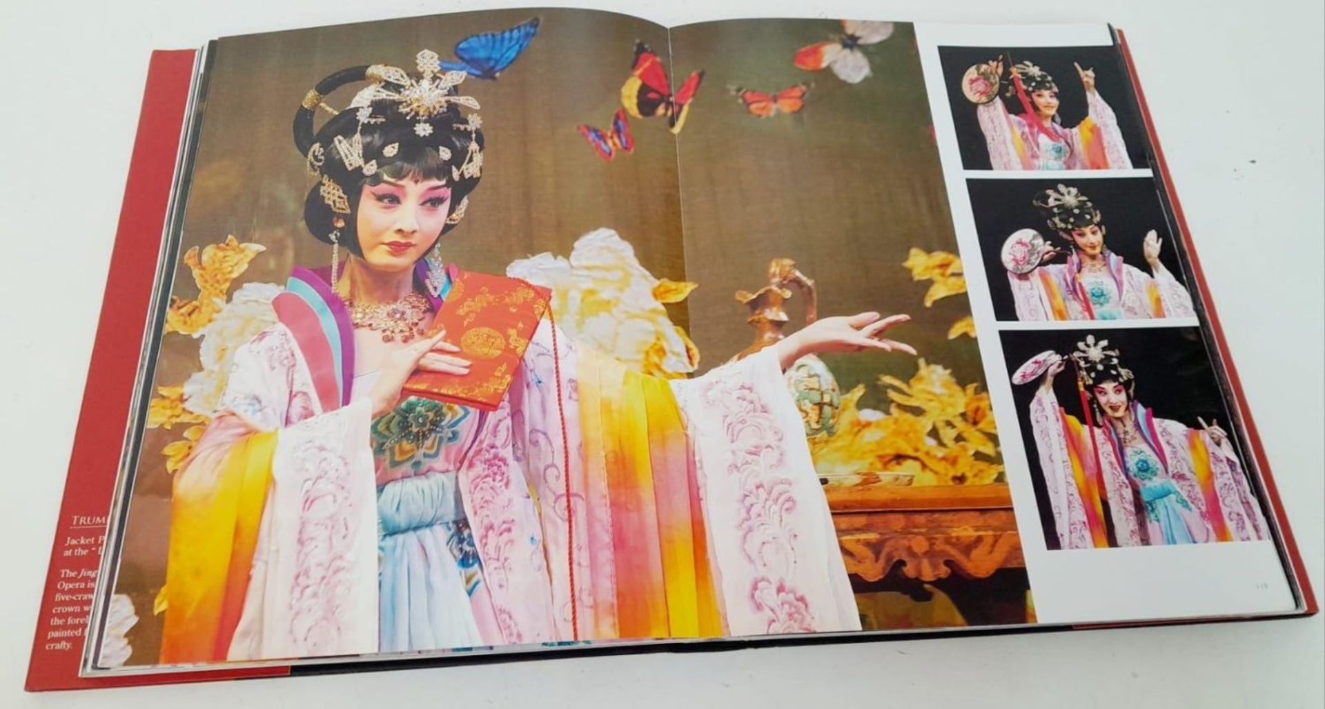 A spectacular edition of "An Affair with Chinese Opera" with Photographs and text by Olivia Cheng, - Bild 5 aus 8