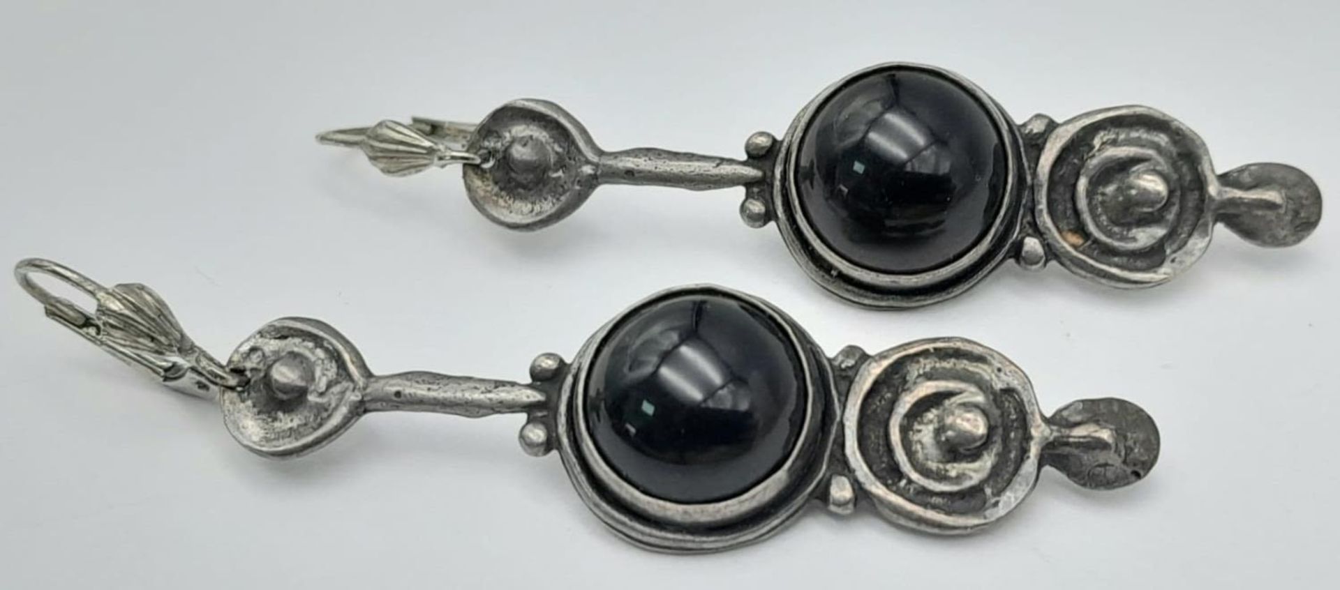A vintage pair of Israel 925 silver bloodstone drop earrings. Total weight 12.7G. 5.5cm drop. - Image 3 of 4