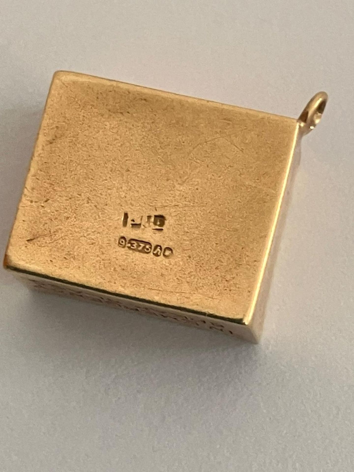 Vintage 9 carat GOLD CHARM, Consisting a 10 SHILLING NOTE folded inside a GOLD case. 2.3 Grams. - Bild 4 aus 4