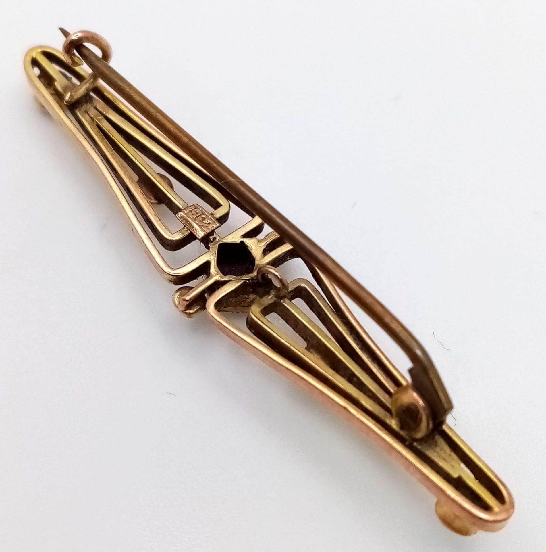 An ART DECO 9 K yellow gold brooch with seed pearls and amethysts. Length: 47 mm, weight: 3 g. - Image 2 of 4