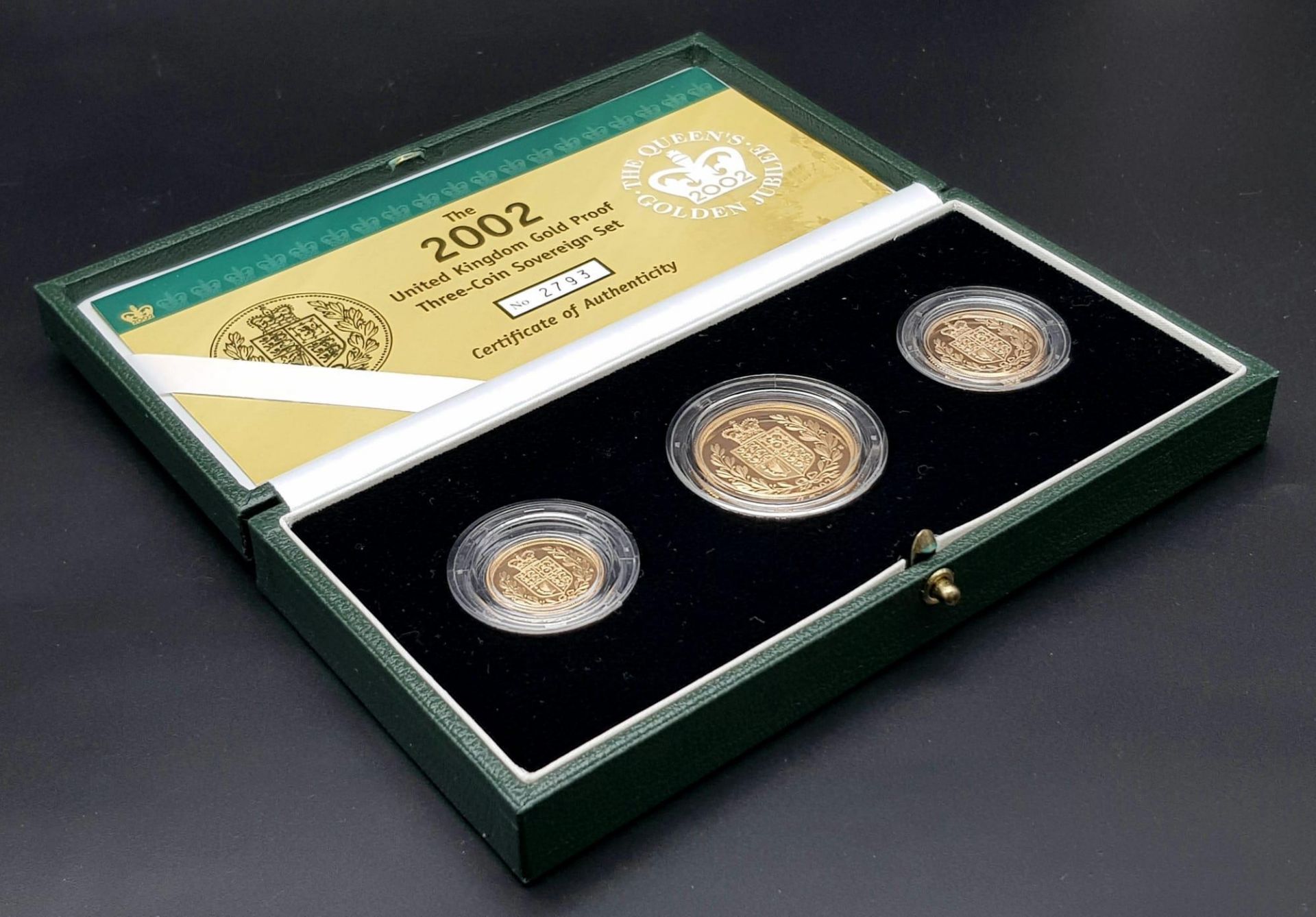 A Royal Mint 2002 Three Sovereign 22K Gold Proof Coin Set. This set features a double sovereign, - Bild 4 aus 7