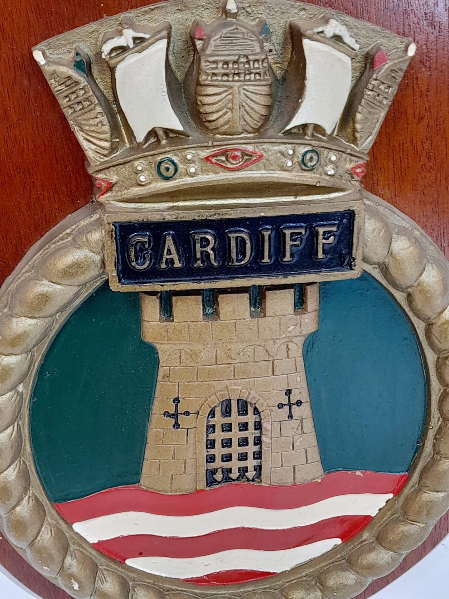 A Mounted Ships Tompion/Crest for HMS Cardiff. 28cm Length. HMS Cardiff was A Type 42 Destroyer that - Bild 3 aus 7