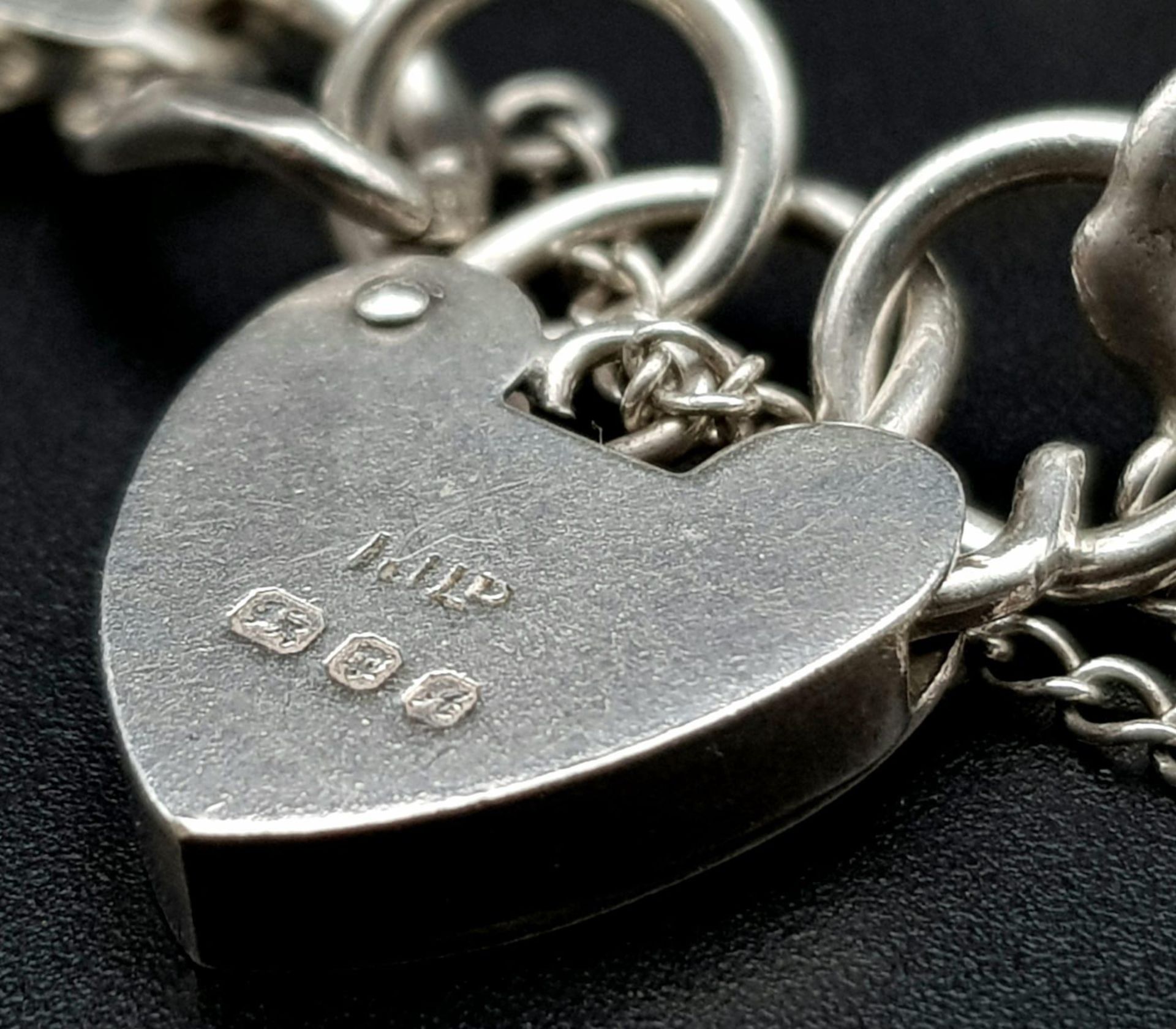 A vintage sterling silver curb bracelet with heart locket. Full London hallmarks, 1975. Total weight - Image 6 of 10