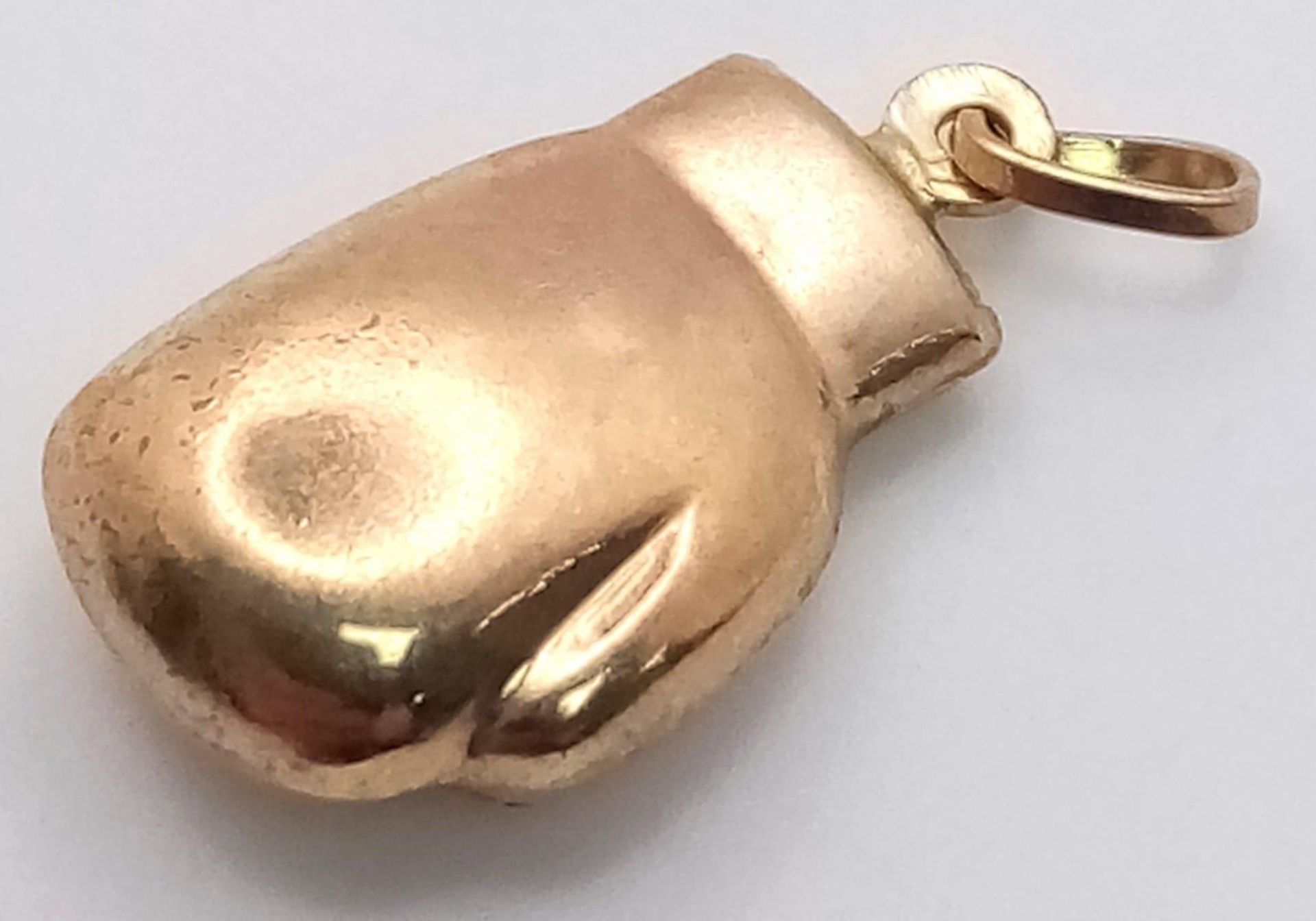 A 9K Yellow Gold Boxing Glove Pendant/Charm. 0.7g weight.