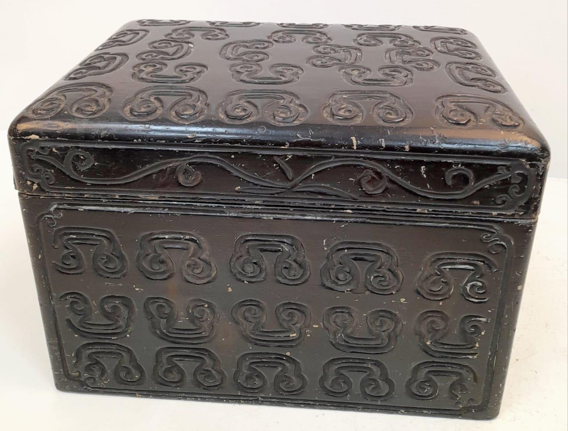 A Fascinating and Wonderful Antique Chinese Large Lacquered Box - 18th century, possibly earlier. - Bild 2 aus 7