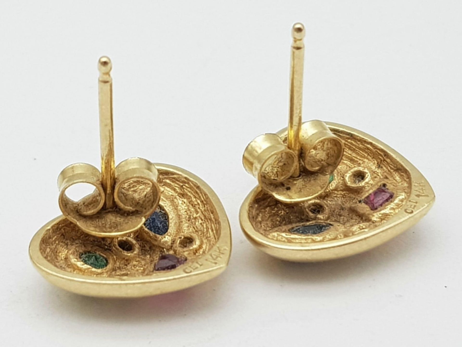 A 9 K yellow gold, heart shaped earrings with emeralds, sapphires, rubies and diamonds. - Image 4 of 5