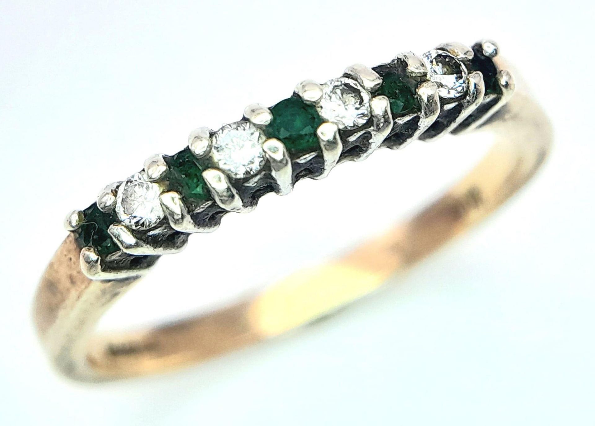 A 9K YELLOW GOLD DIAMOND & EMERALD RING - 0.12CT DIAMONDS. 2.4G. SIZE Q. - Image 3 of 6