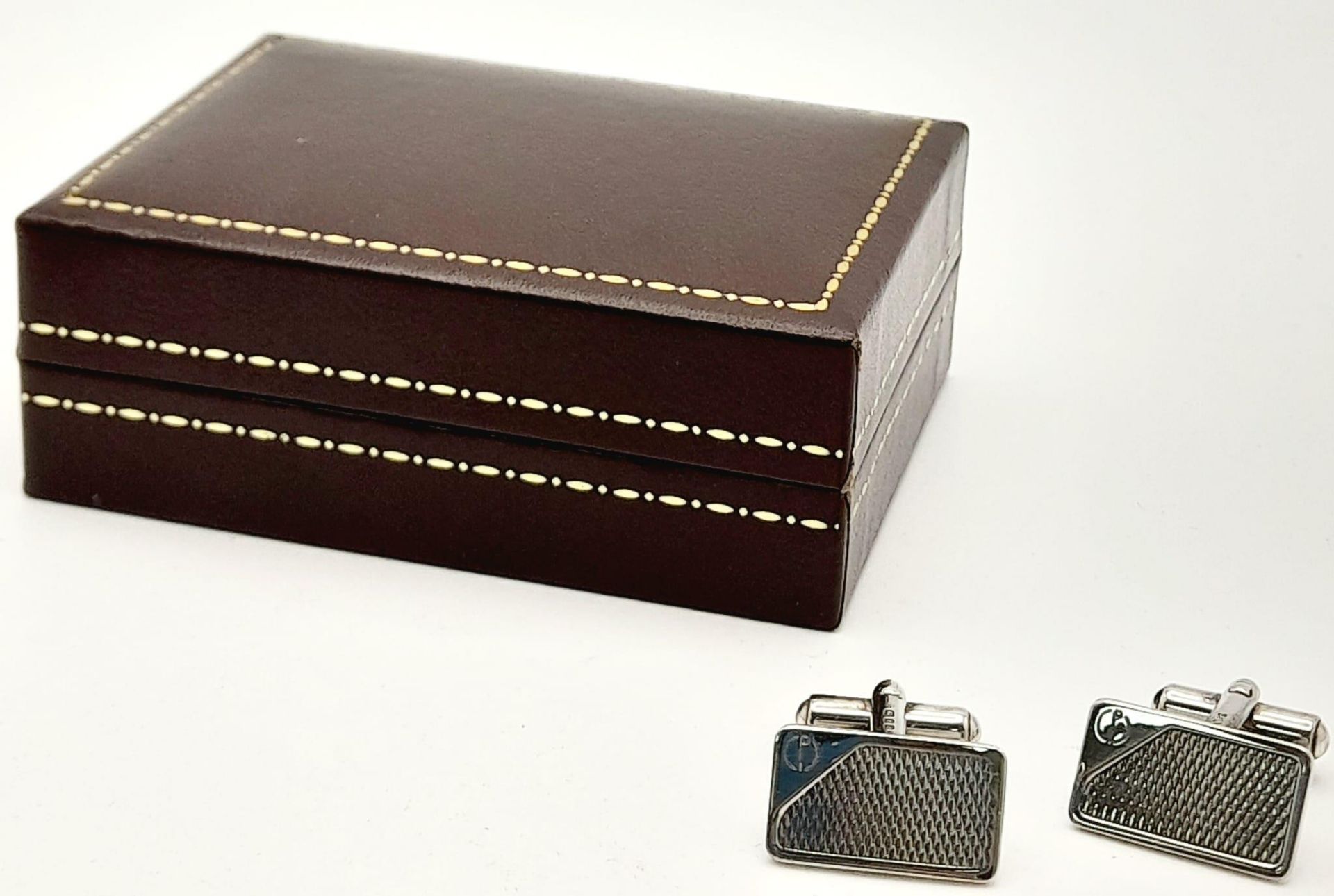 A Pair of Hallmarked 1985 Sterling Silver Cufflinks by Dunhill in their original presentation box. - Bild 12 aus 13