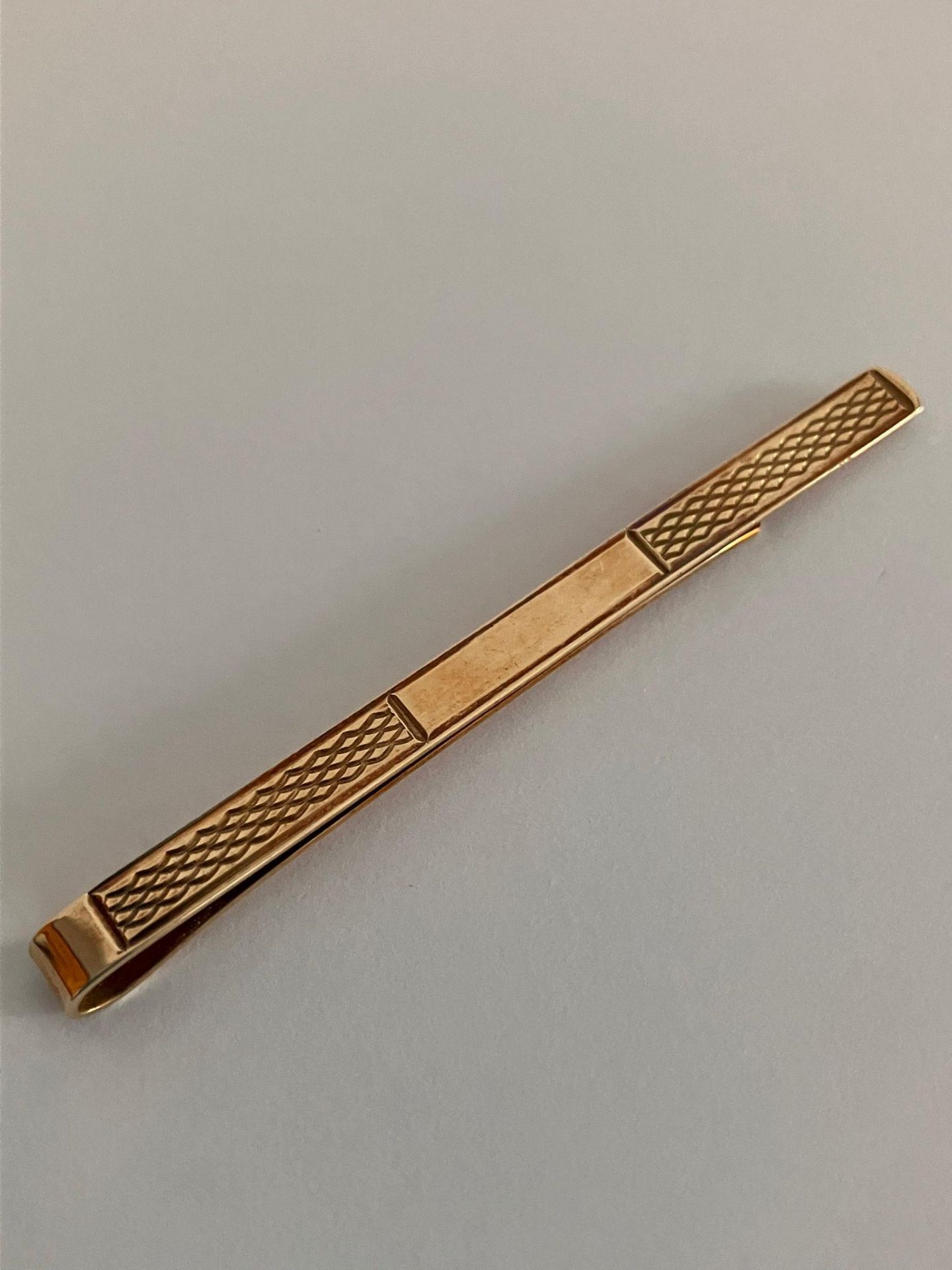 Vintage 9 carat GOLD TIE CLIP.Having attractive engine turned design. Full UK hallmark. 2.7 grams.