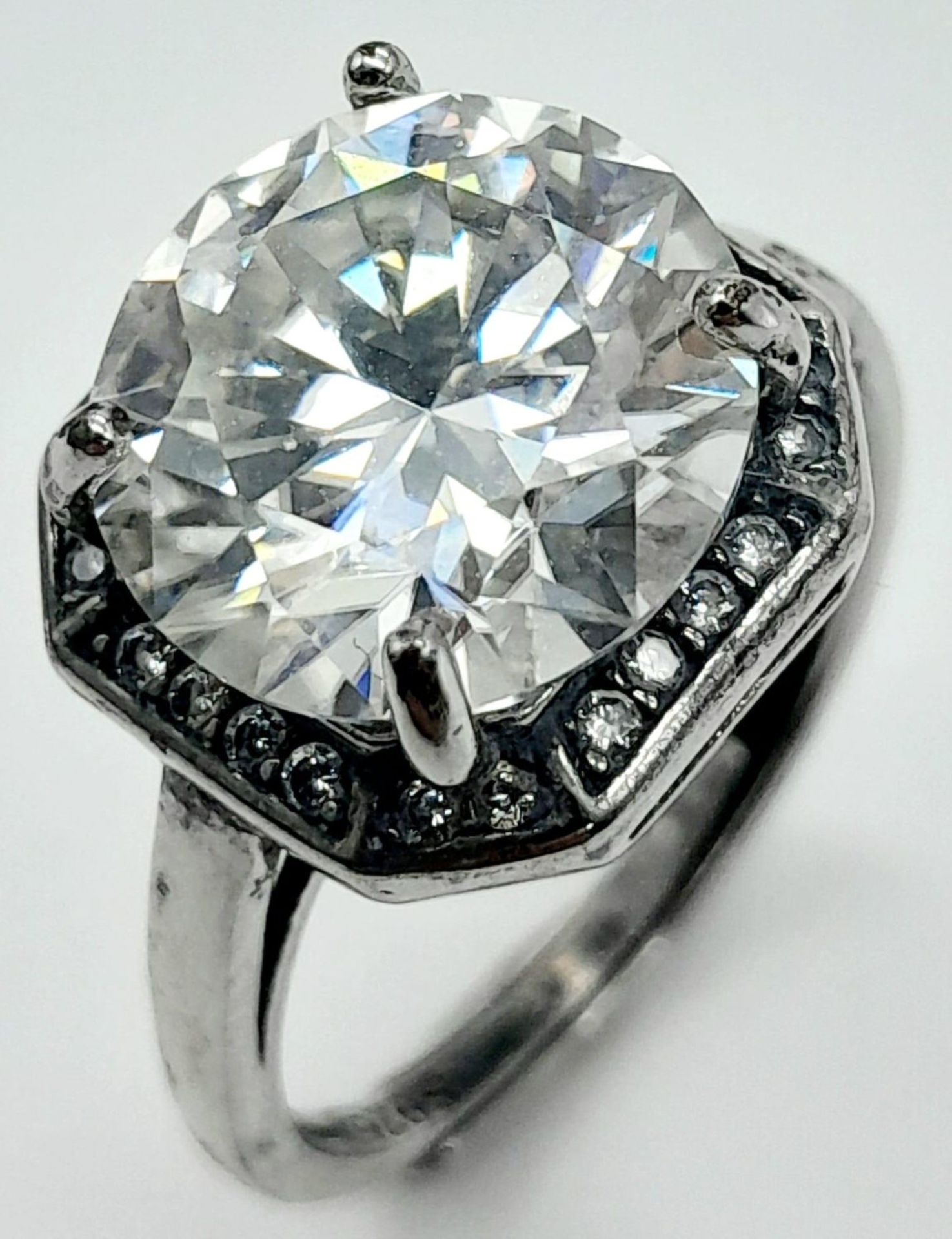 A 5ct Brilliant Round Cut White Moissanite Ring - Set in 925 silver. Size M. Comes with a GRA - Image 2 of 8