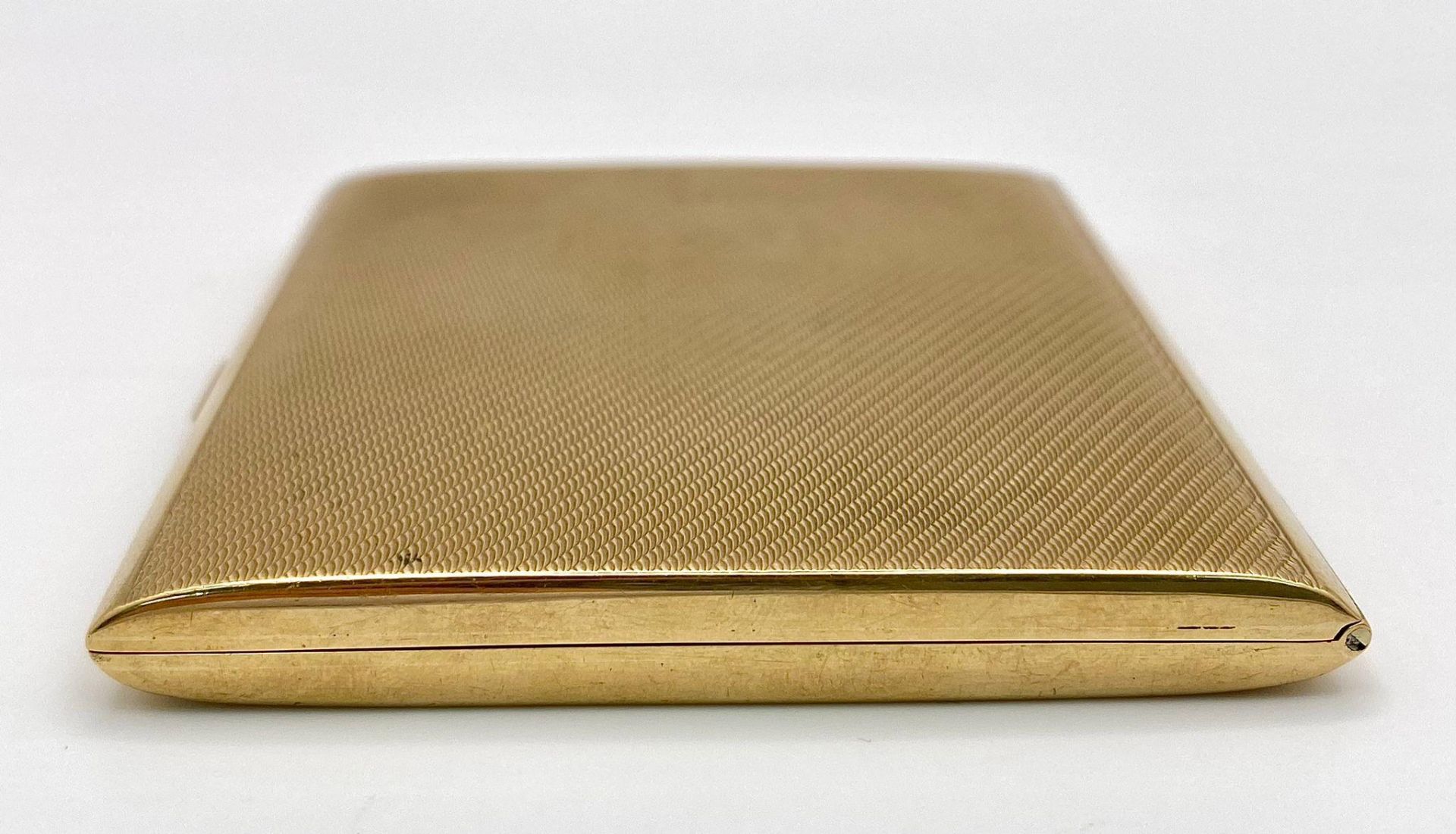 A Vintage 9K Yellow Solid Gold Cigarette Case. 8cm x 7.5cm. 72.9g weight. Full UK hallmarks. - Bild 4 aus 7